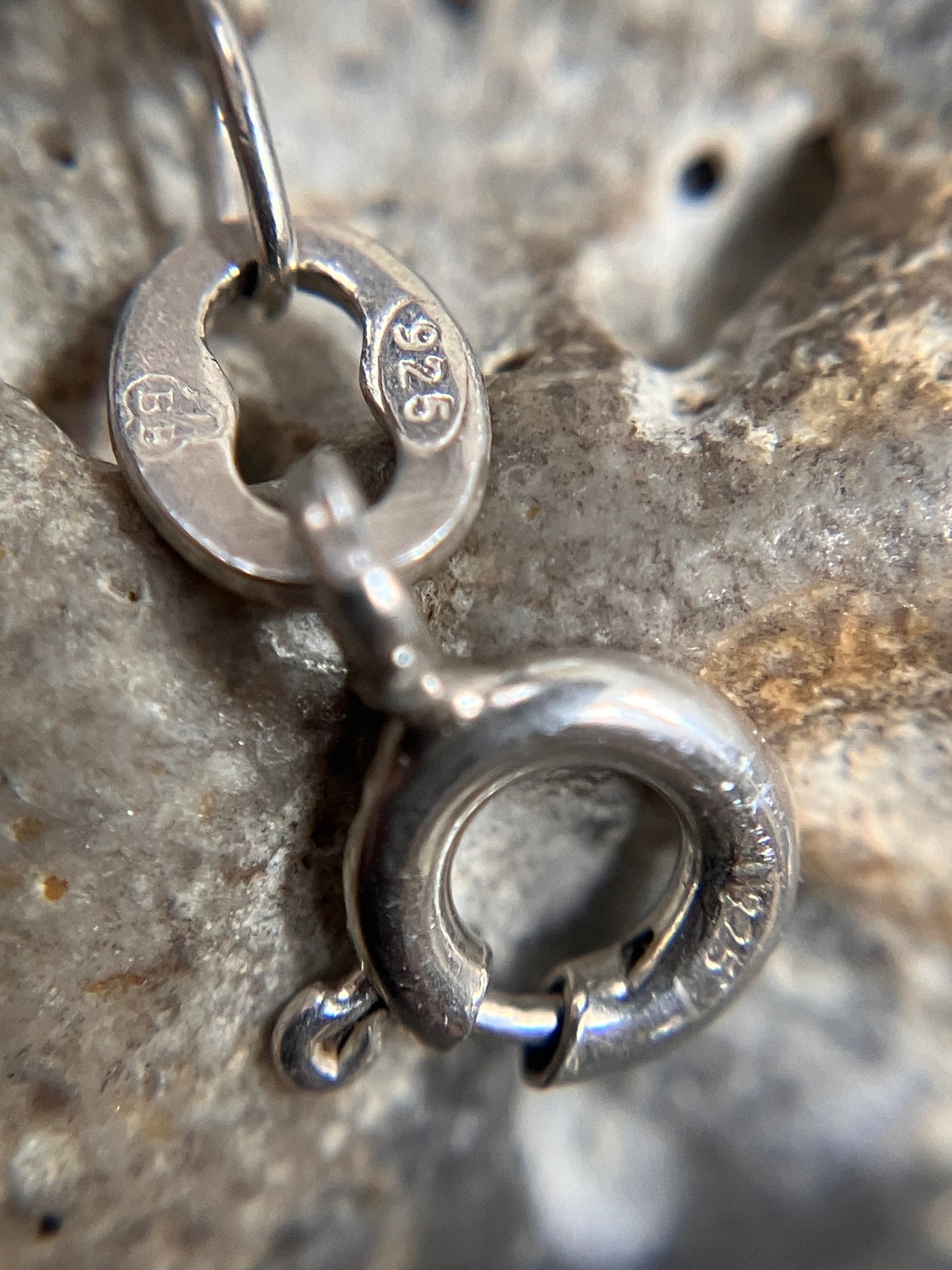 Beautifully made vintage 3D solid sterling silver apple. 1976