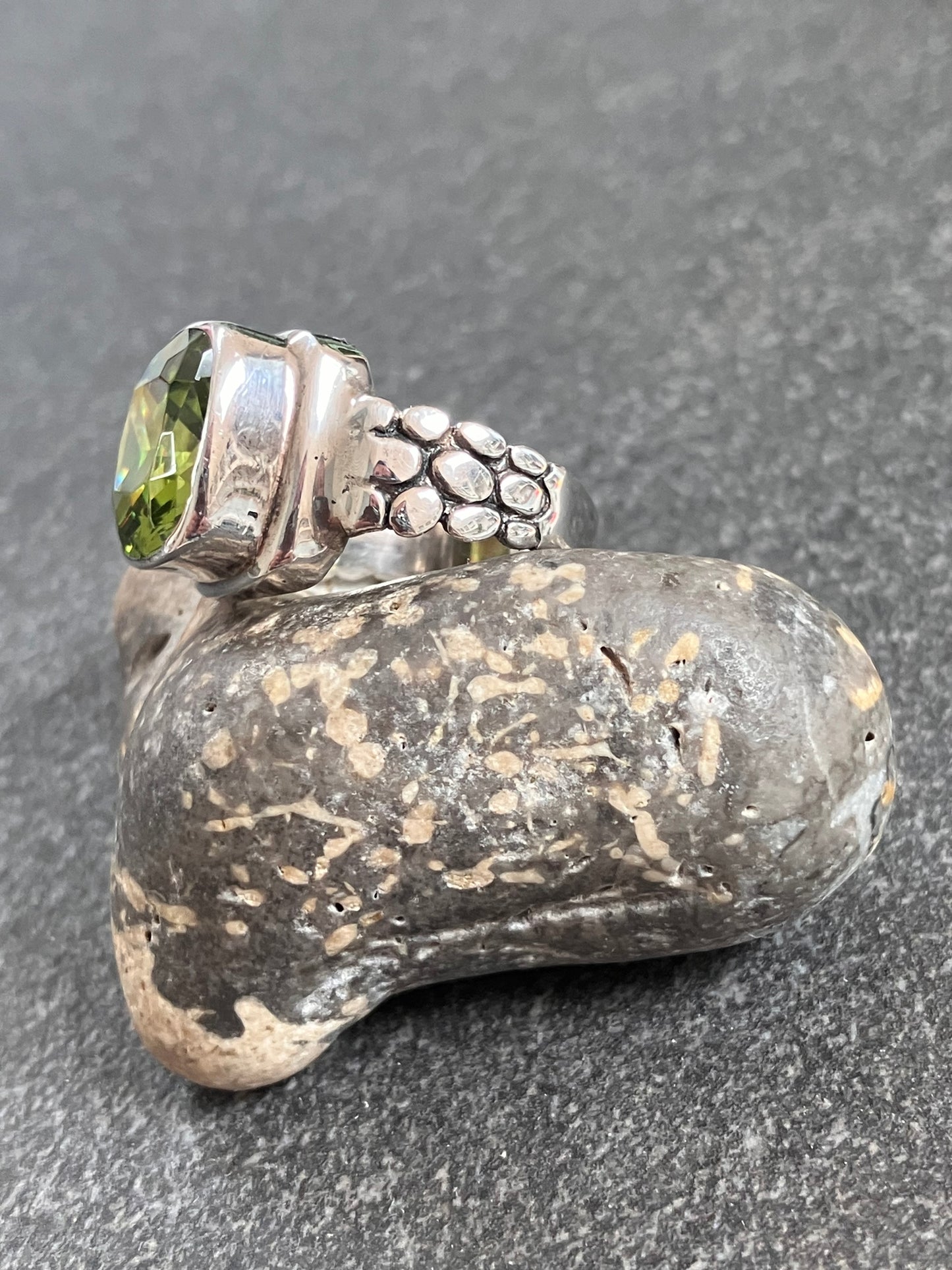 This striking vintage ring features a brilliantly vibrant piece of green chamfered cut glass.