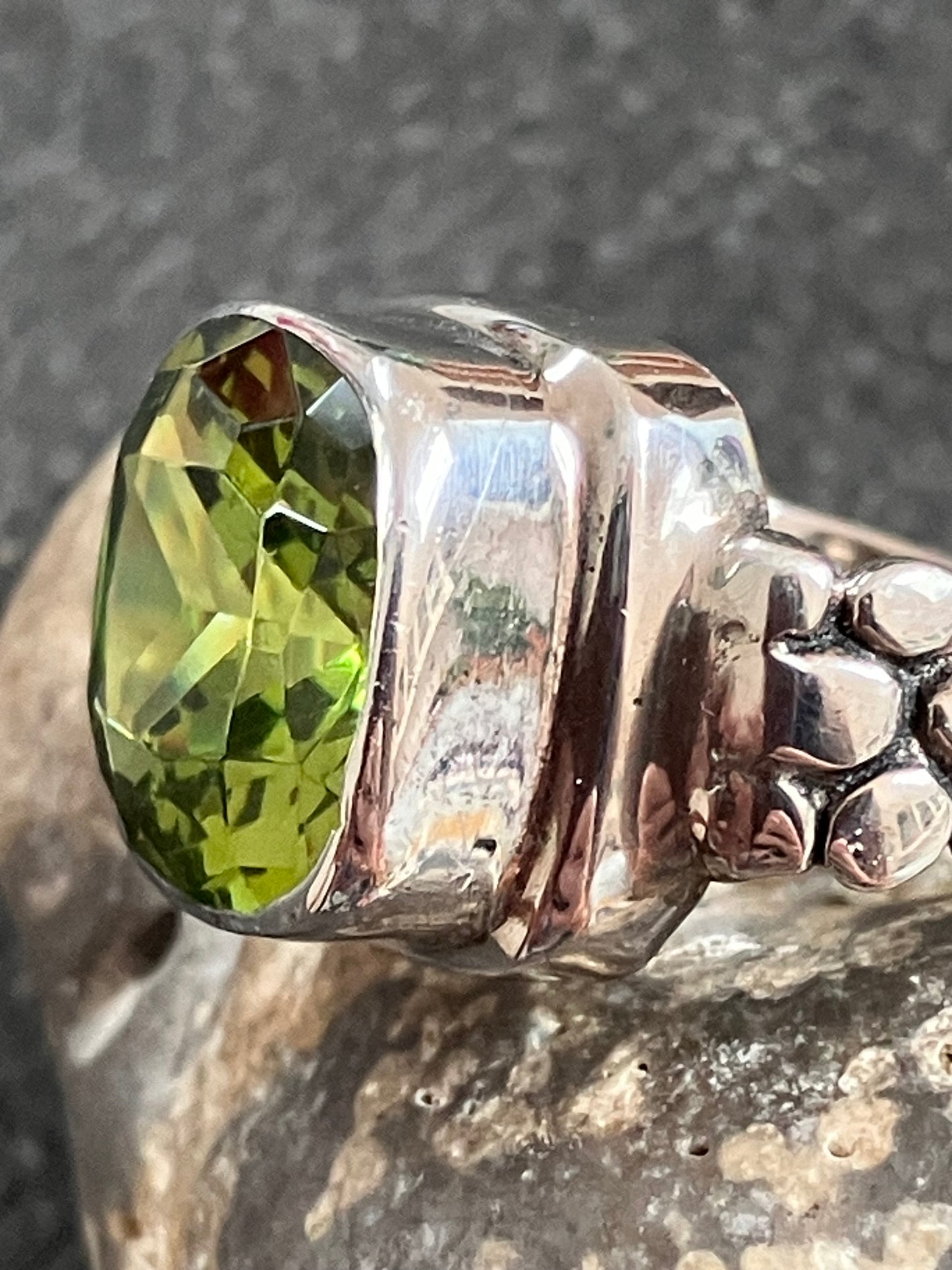 This striking vintage ring features a brilliantly vibrant piece of green chamfered cut glass.