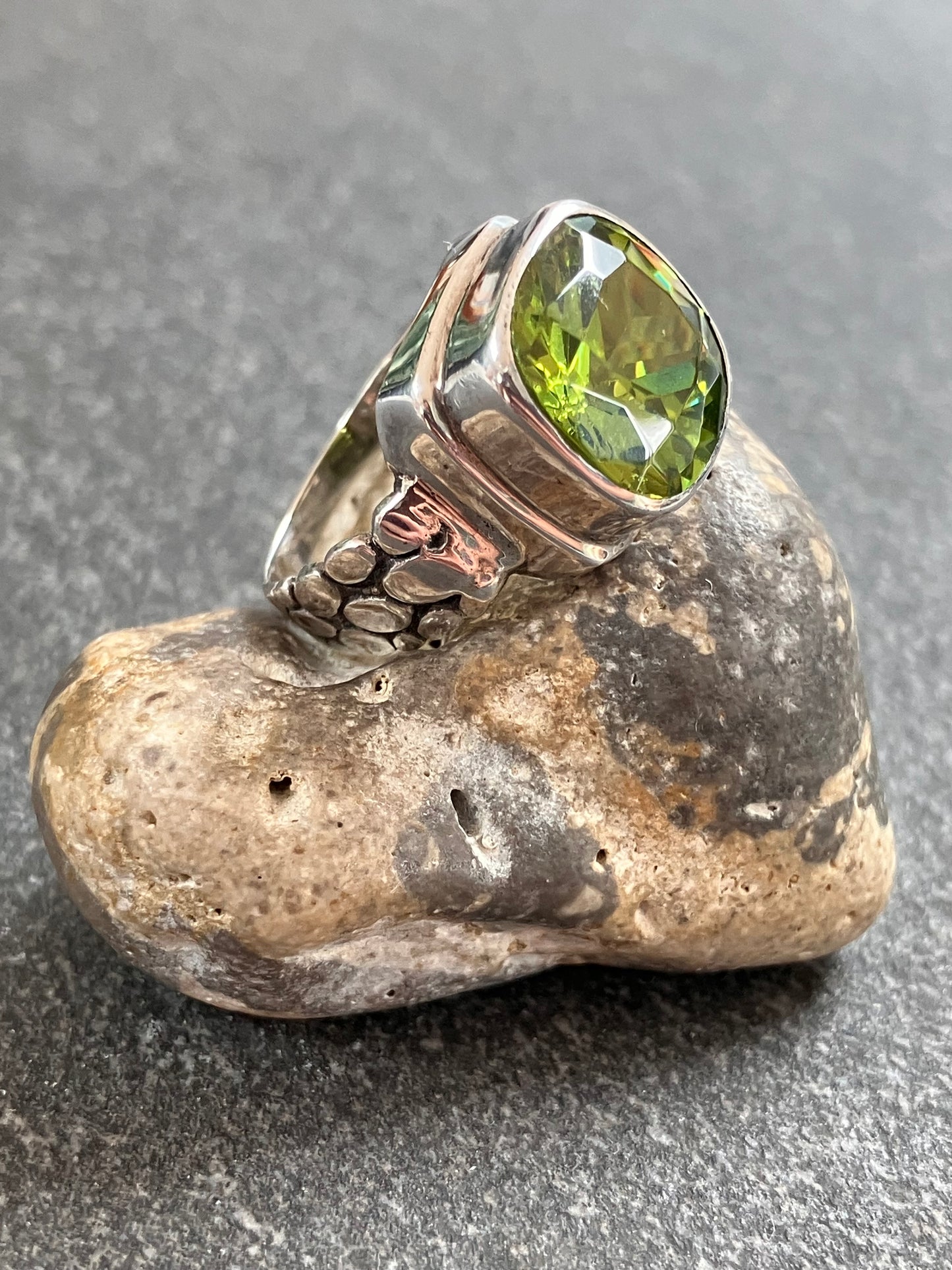 This striking vintage ring features a brilliantly vibrant piece of green chamfered cut glass.