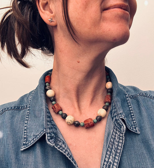 Wonderful vintage necklace celebrating the beauty of semi-precious stones and coral.