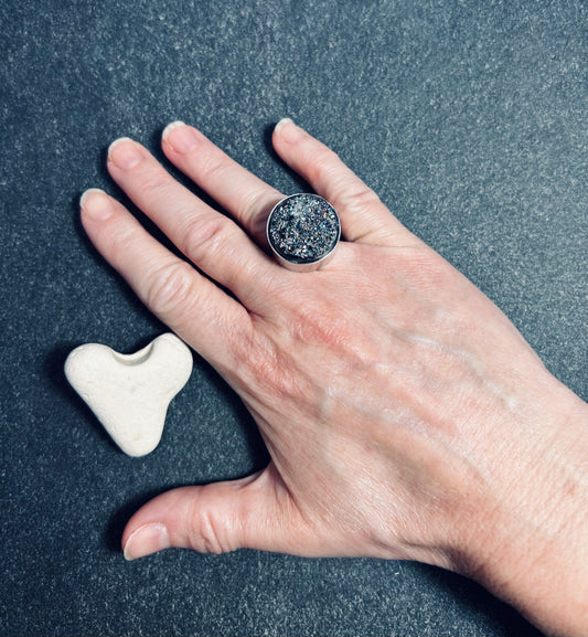Vintage Sterling silver ring features a mesmerising Aurora Quartz.
