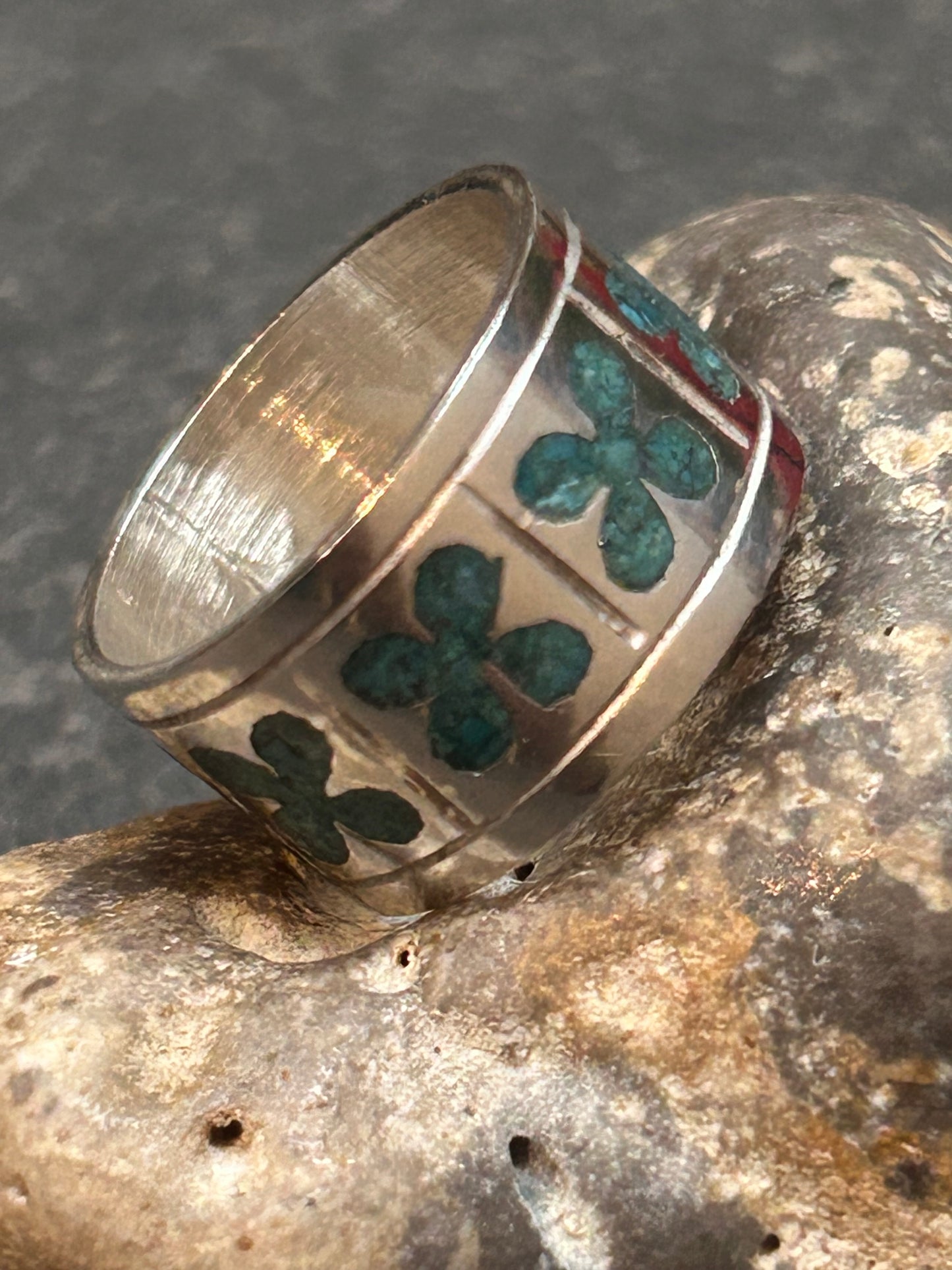 Vintage sterling silver ring with flower pattern