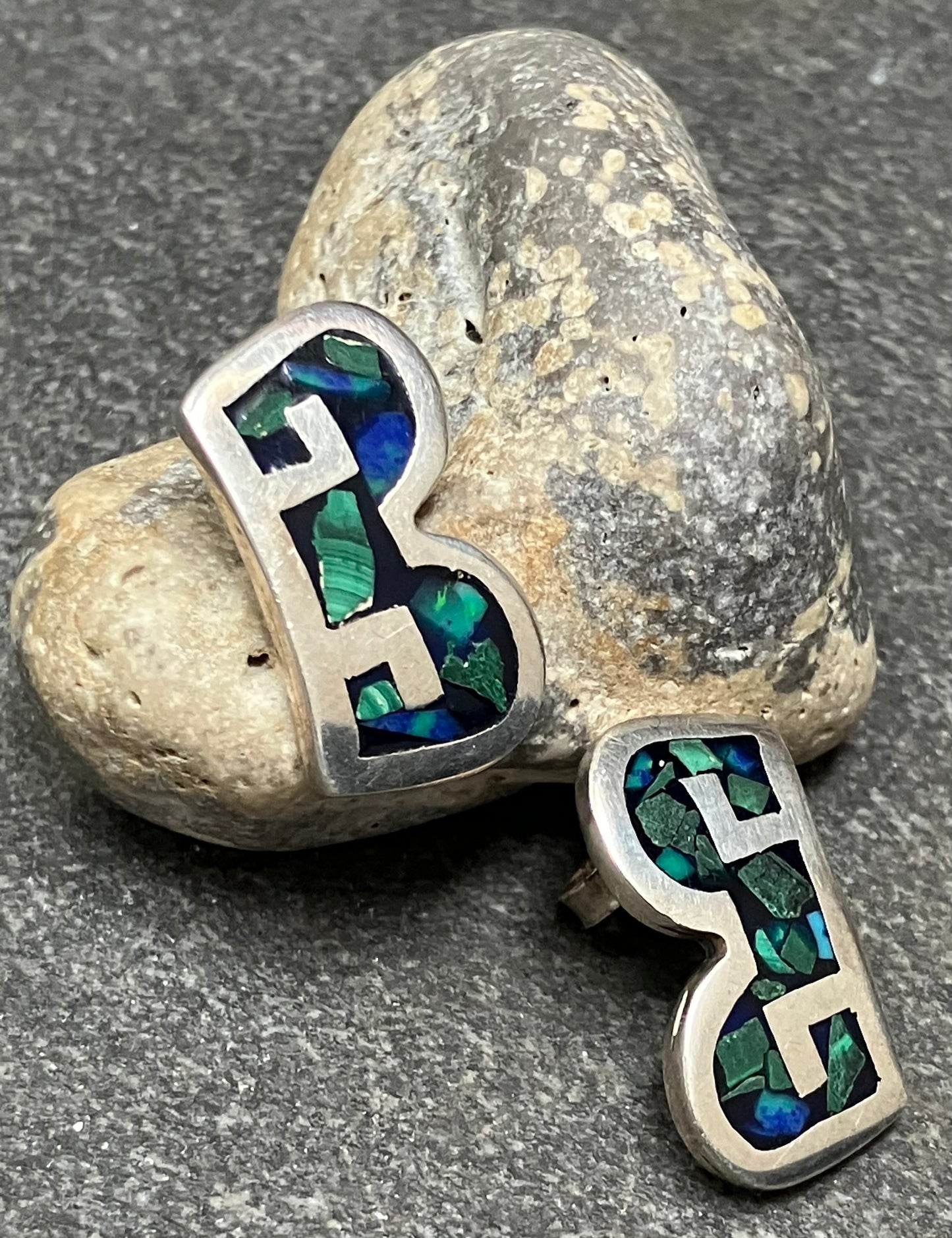 Super vintage sterling silver Mexican earrings with chips of malachite and azurite stone