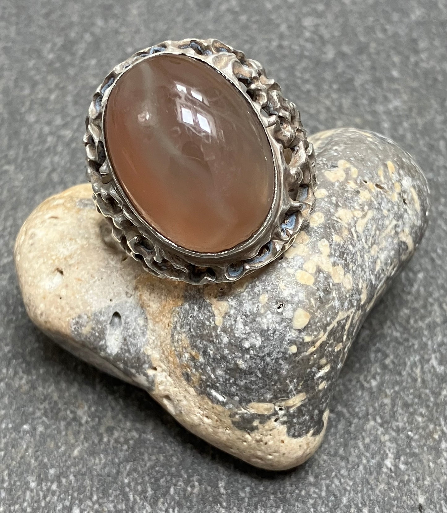 Vintage sterling silver and agate brutalist ring. 1970-1971