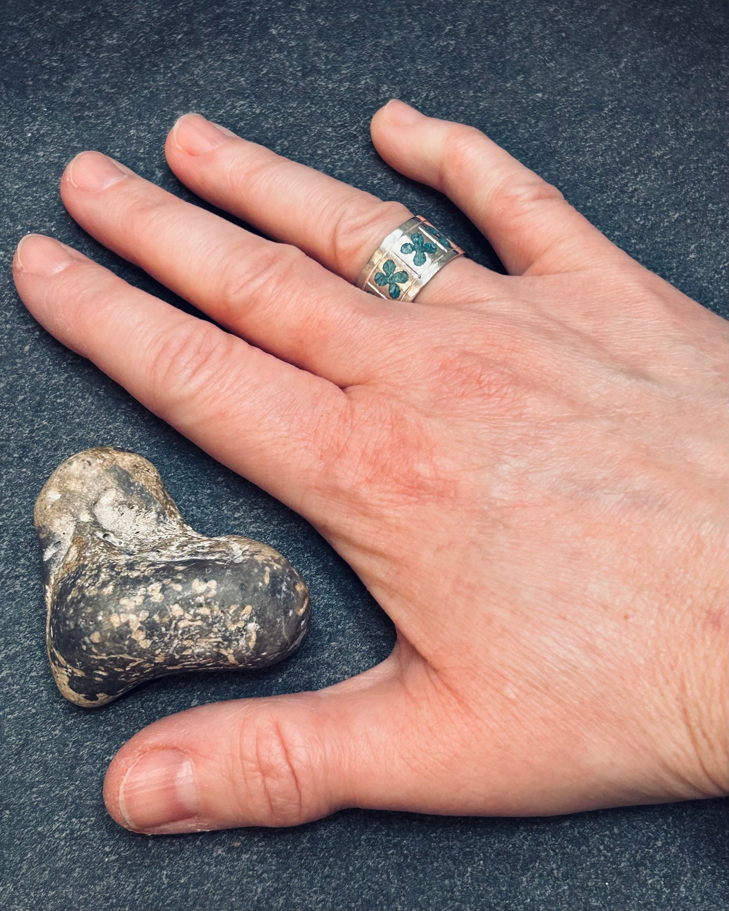 Vintage sterling silver ring with flower pattern