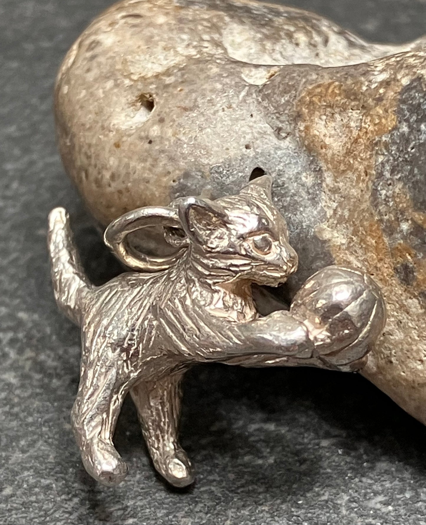 Gorgeous vintage sterling silver little cat pendant. 1977