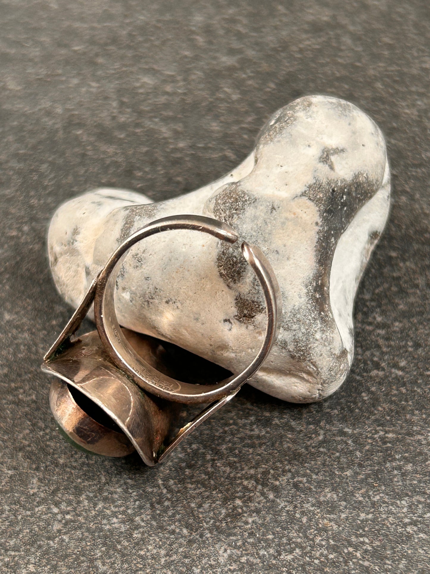 Vintage sterling silver ring set with a beautiful oval cabochon aventurine.
