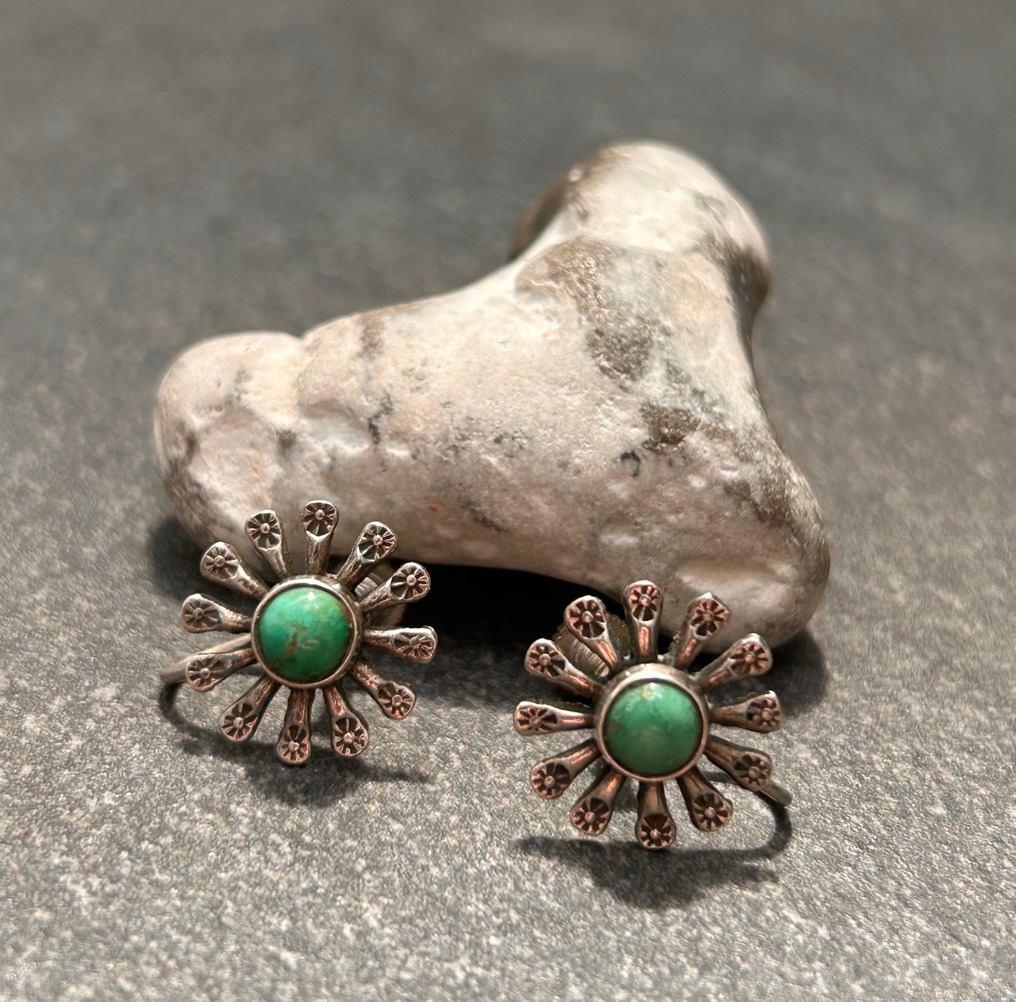 Beautiful vintage sterling silver Native American sunburst (or flowerburst, depending on your interpretation) screw-back earrings