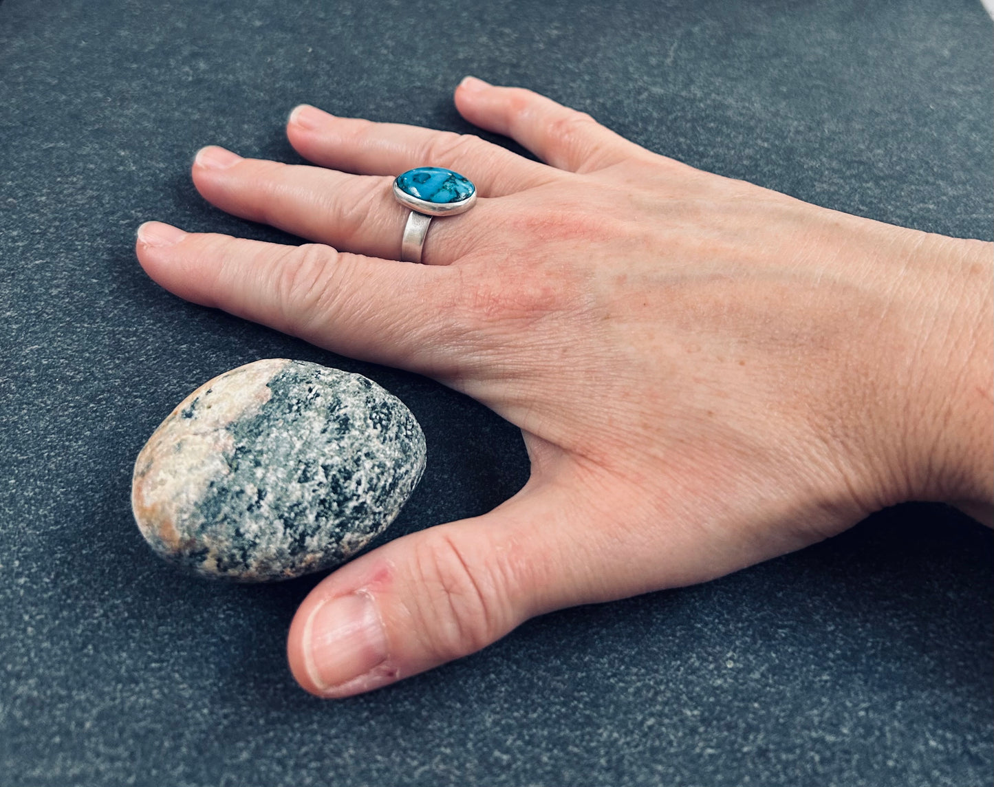 A beautiful vintage sterling silver ring featuring a striking turquoise stone - 1988