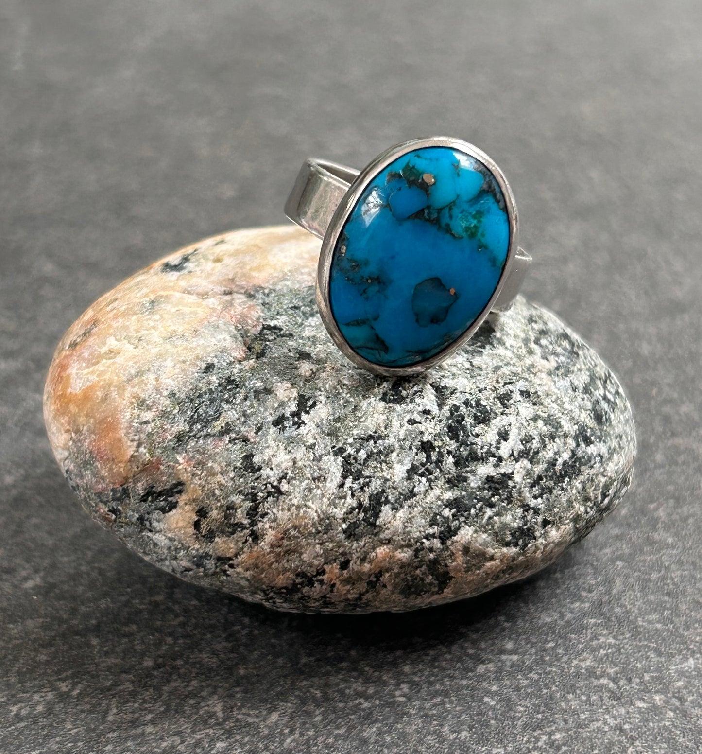 A beautiful vintage sterling silver ring featuring a striking turquoise stone - 1988