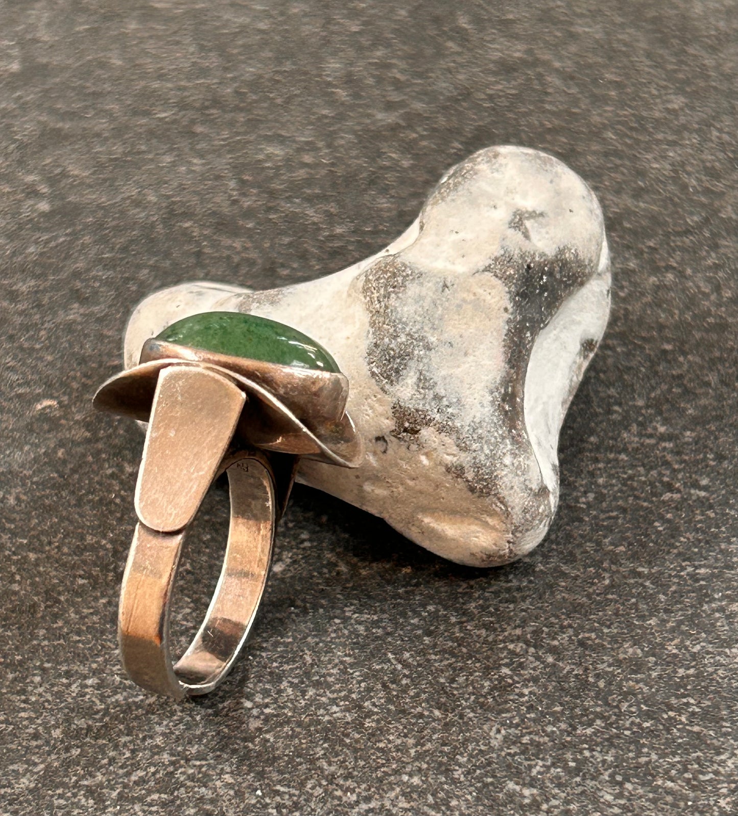 Vintage sterling silver ring set with a beautiful oval cabochon aventurine.