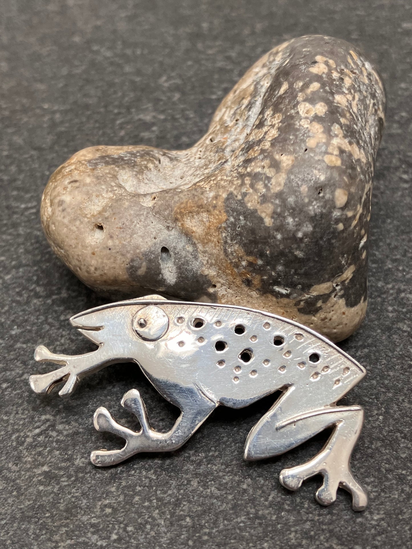 Super characterful vintage sterling silver frog brooch. 2001