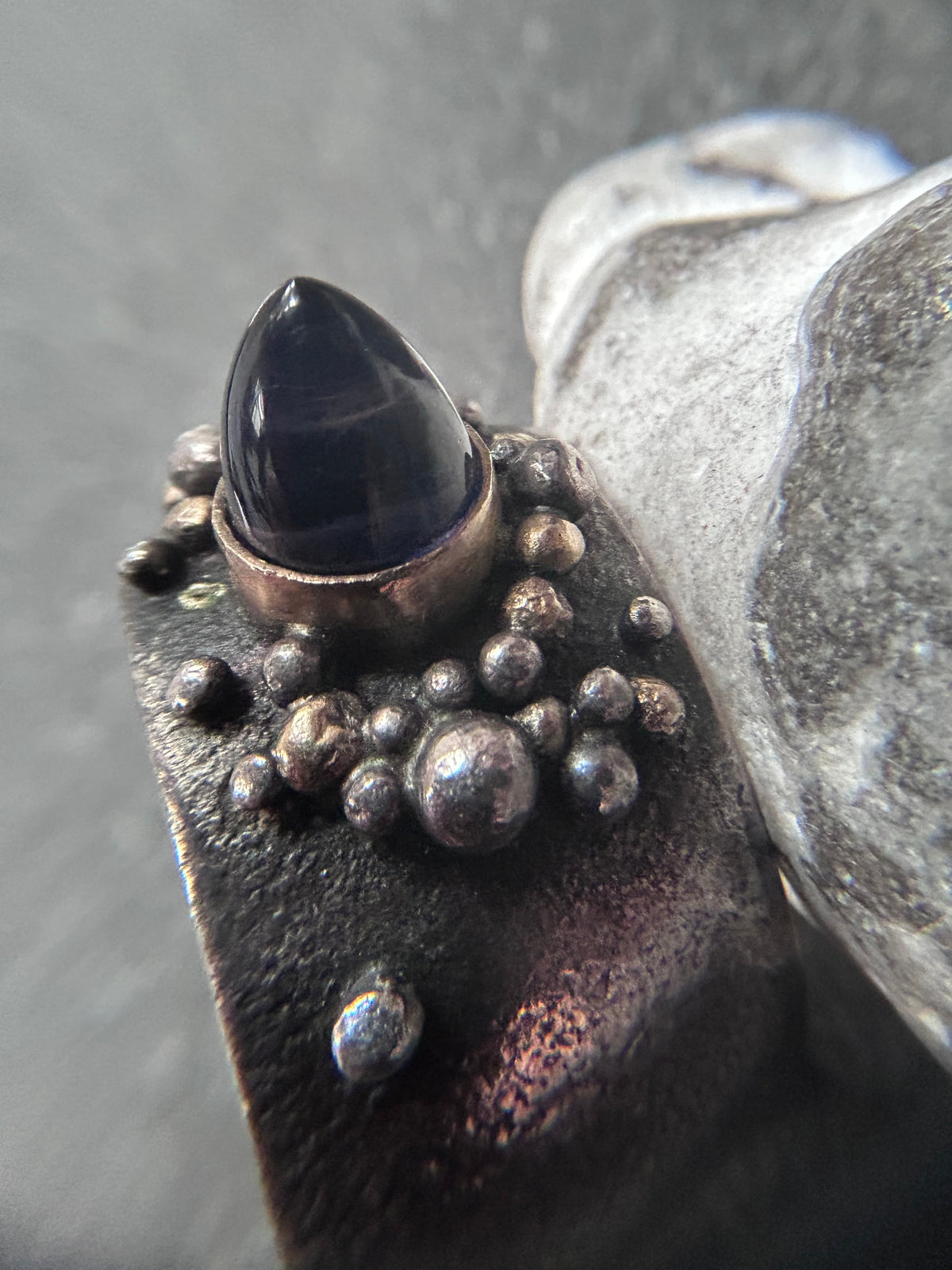 Fully hallmarked Birmingham 1997.
A truly exceptional artisan piece. 💜