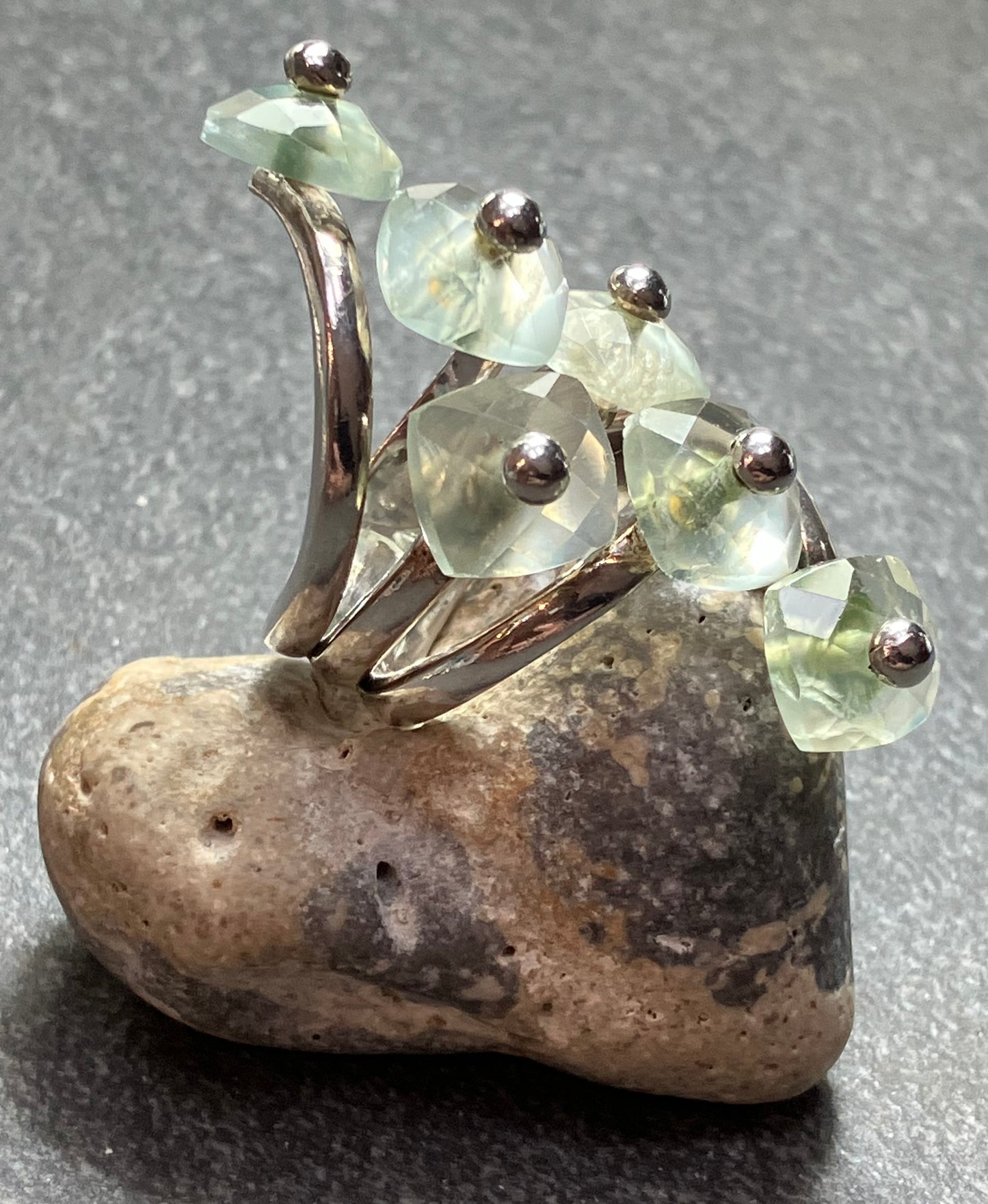 Really unusual vintage sterling silver ring with 6 faceted pale green Prehnite stones.