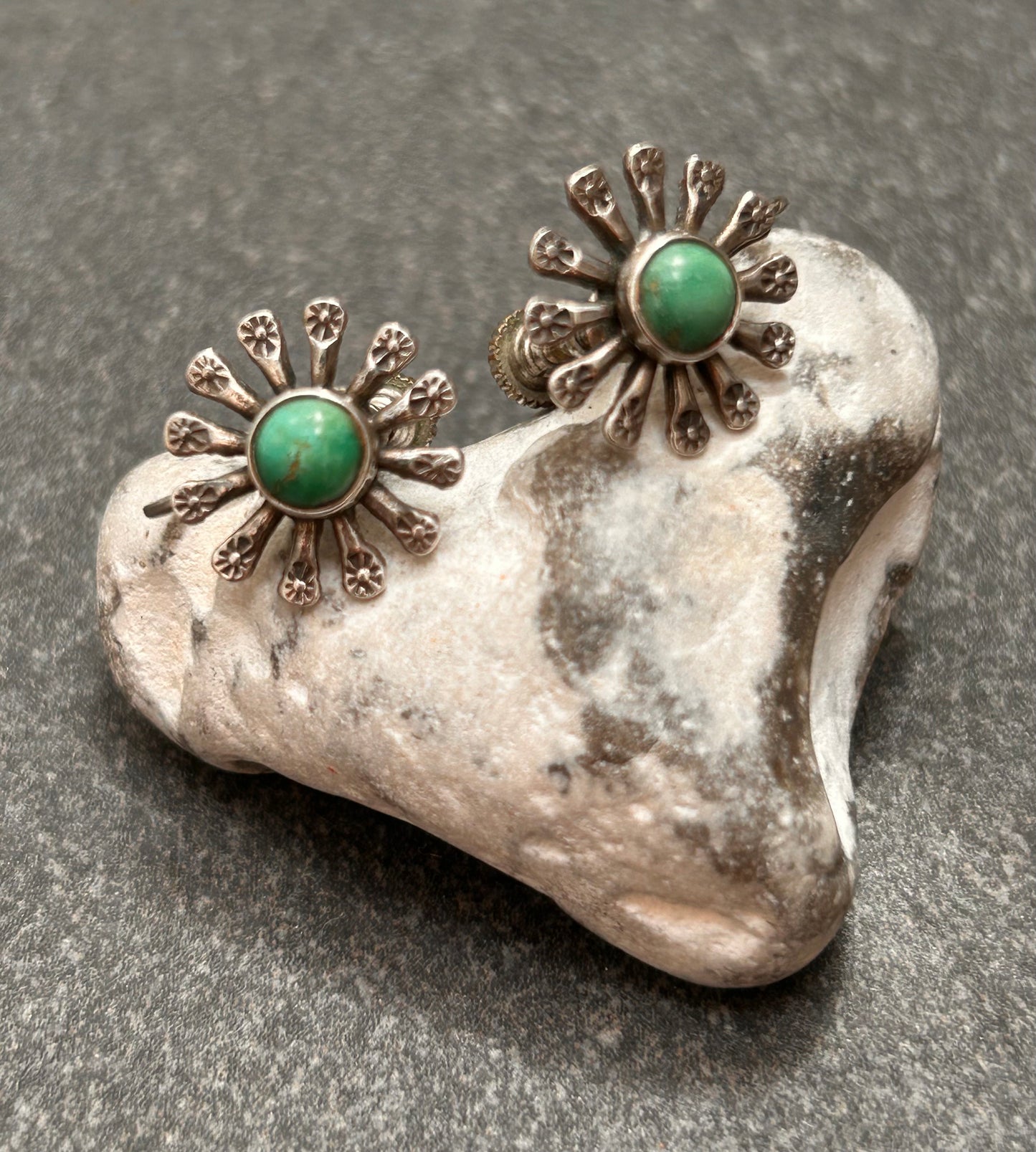Beautiful vintage sterling silver Native American sunburst (or flowerburst, depending on your interpretation) screw-back earrings