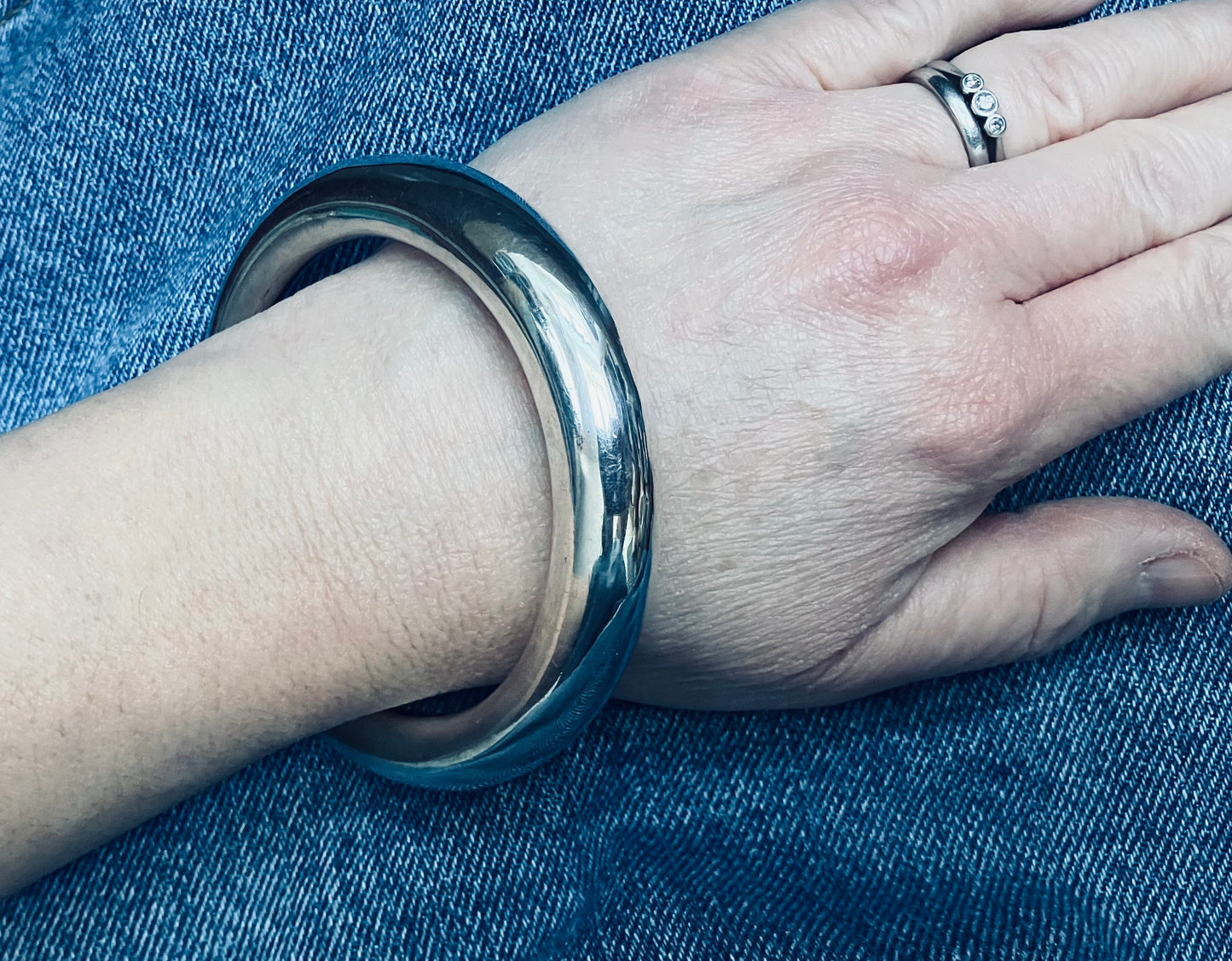 Absolutely beautifully elegant vintage tapered sterling silver bangle.