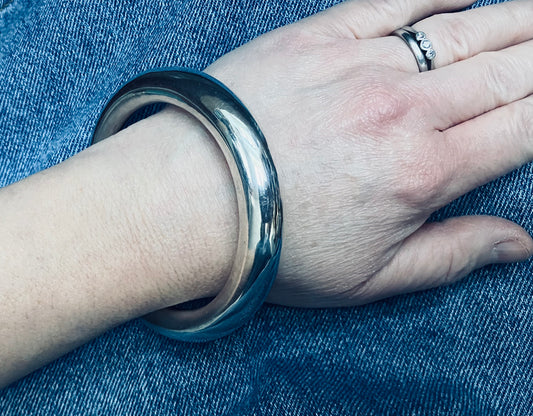 Absolutely beautifully elegant vintage tapered sterling silver bangle.