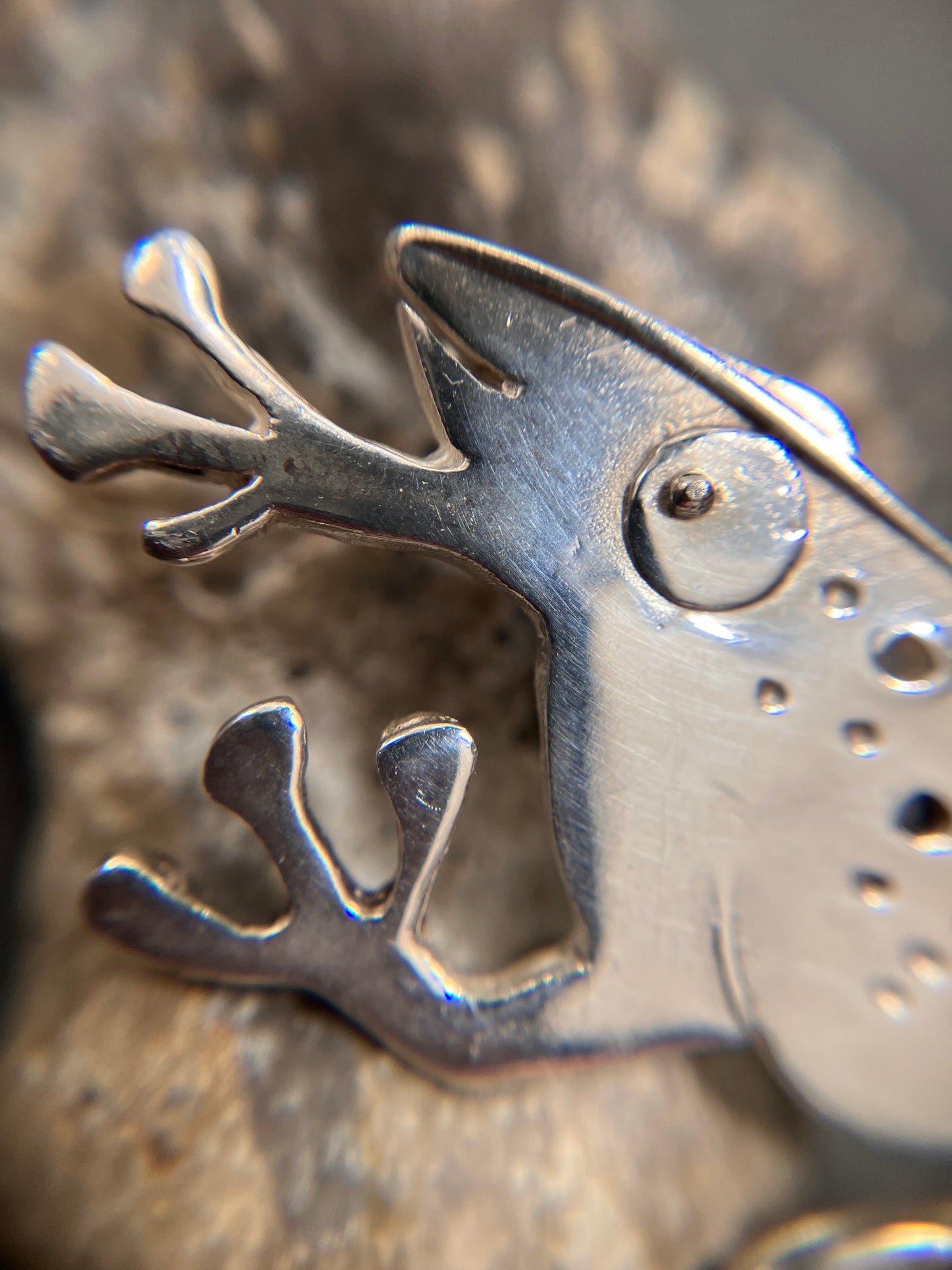 Super characterful vintage sterling silver frog brooch. 2001