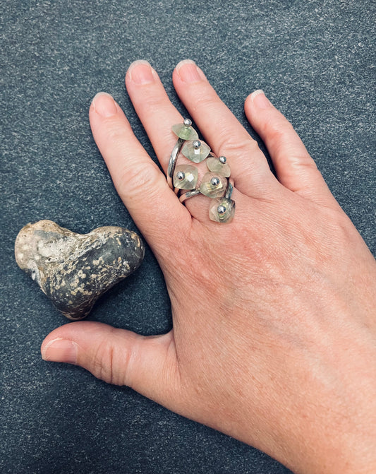 Really unusual vintage sterling silver ring with 6 faceted pale green Prehnite stones.