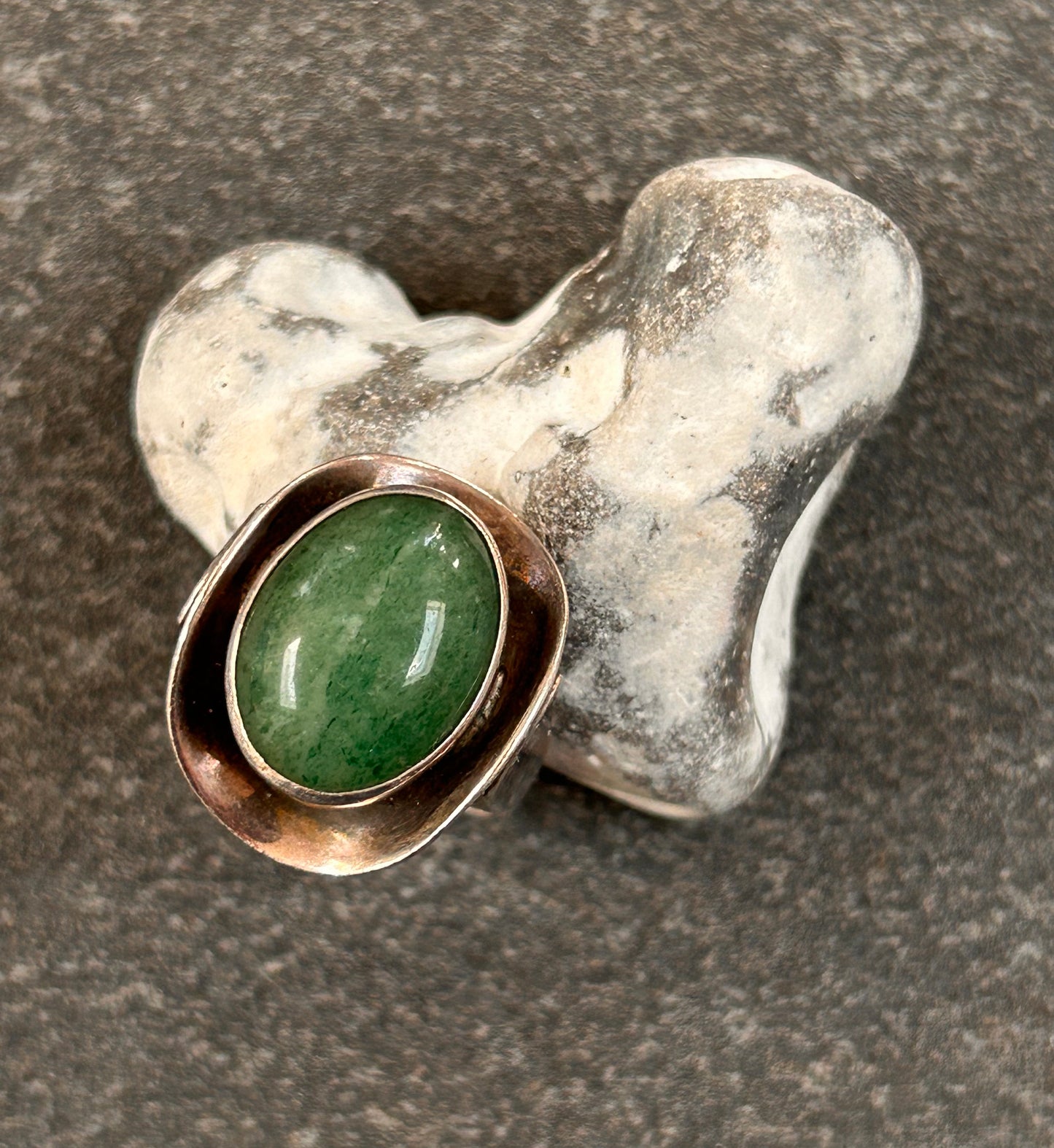 Vintage sterling silver ring set with a beautiful oval cabochon aventurine.