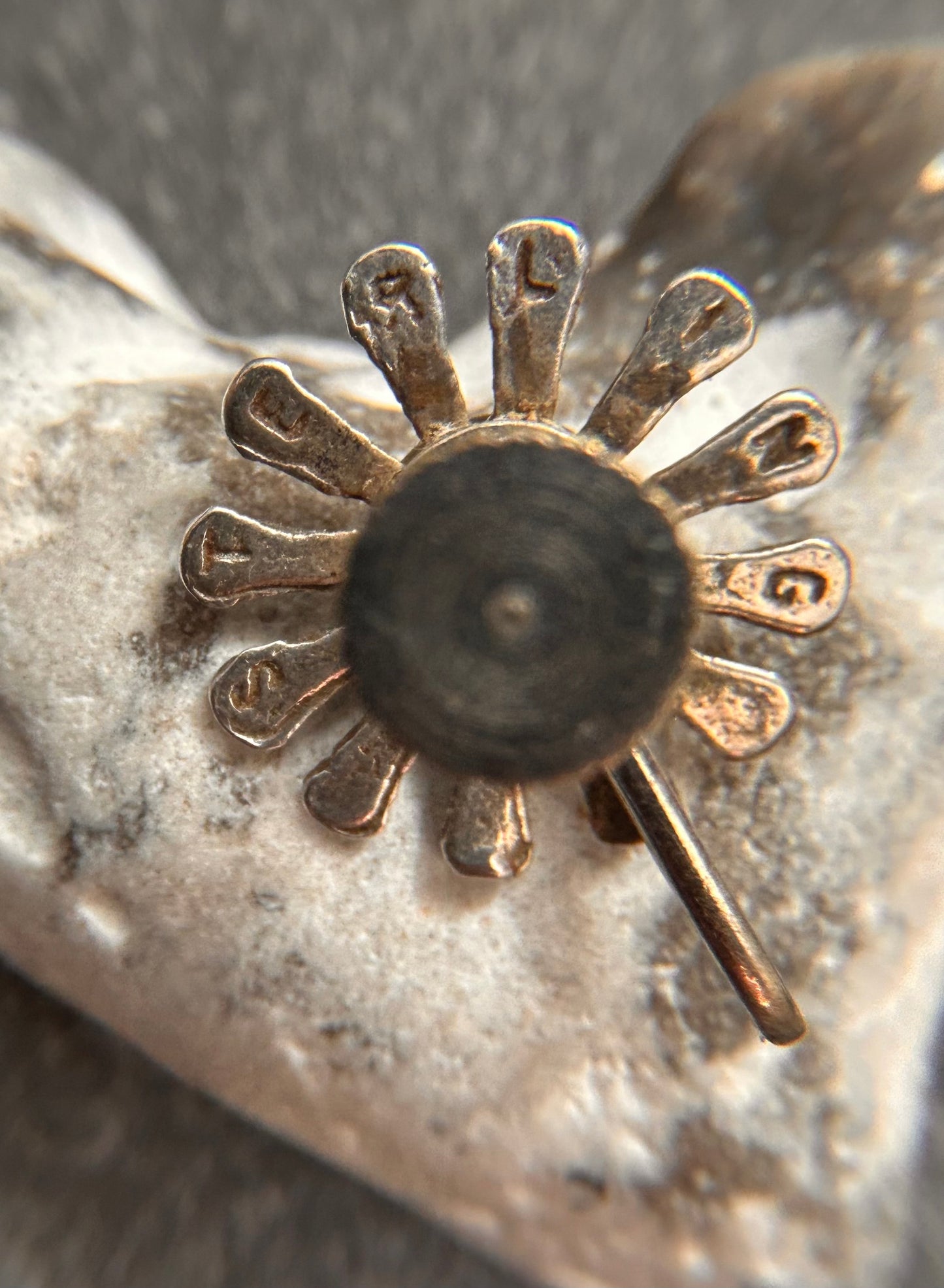 Beautiful vintage sterling silver Native American sunburst (or flowerburst, depending on your interpretation) screw-back earrings