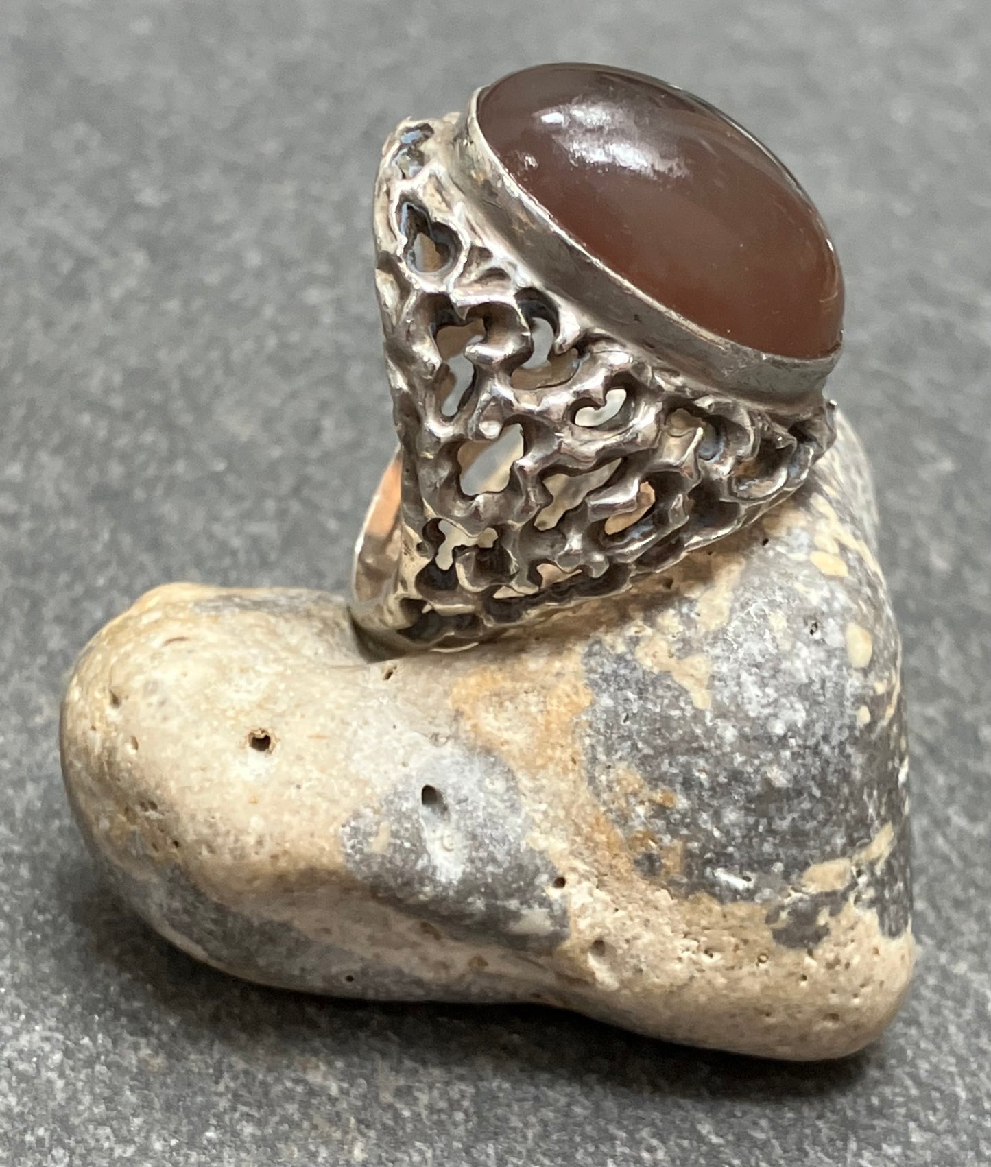 Vintage sterling silver and agate brutalist ring. 1970-1971