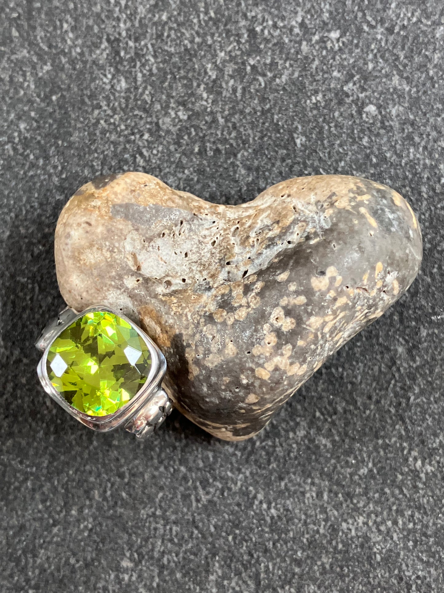 This striking vintage ring features a brilliantly vibrant piece of green chamfered cut glass.