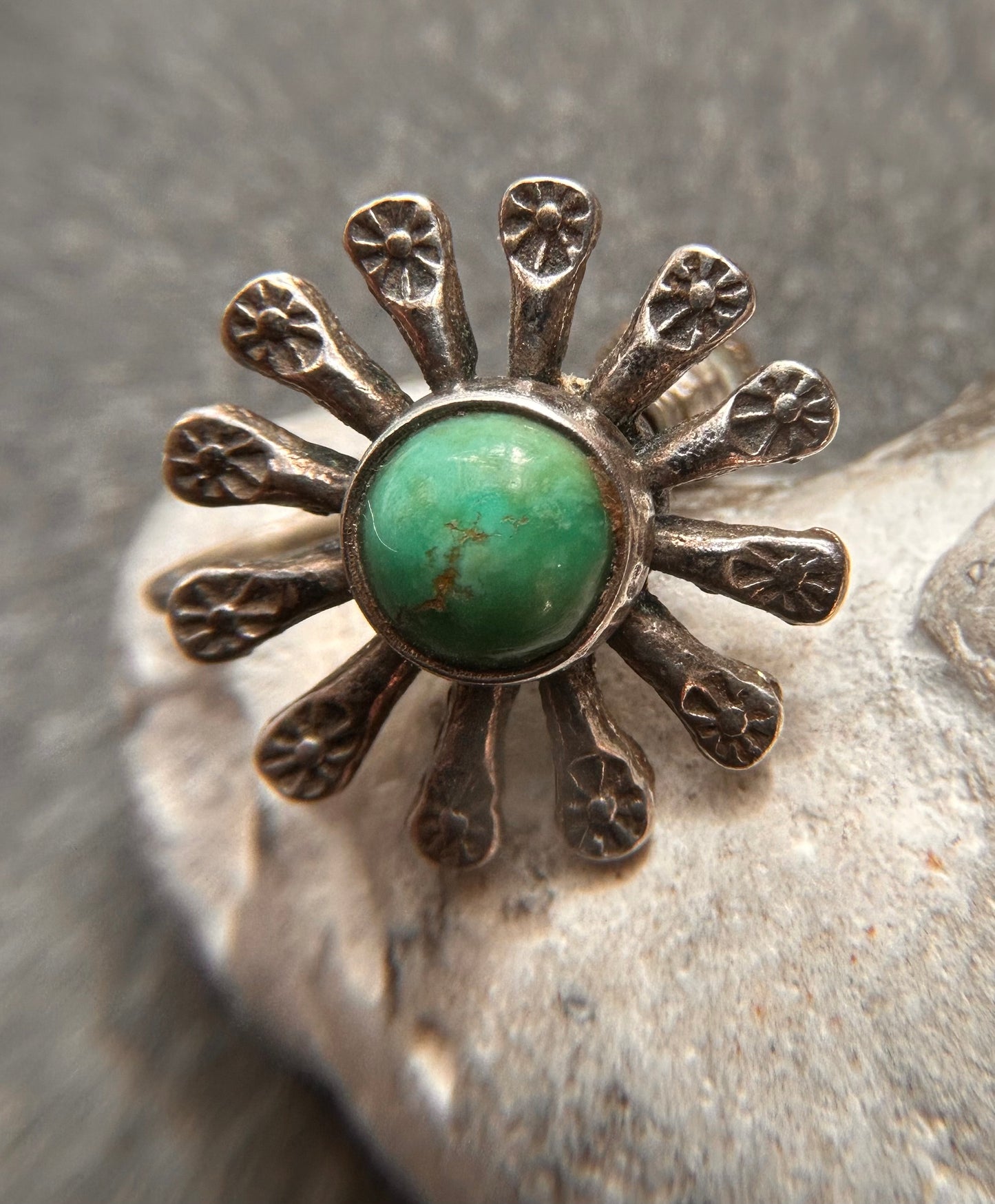 Beautiful vintage sterling silver Native American sunburst (or flowerburst, depending on your interpretation) screw-back earrings