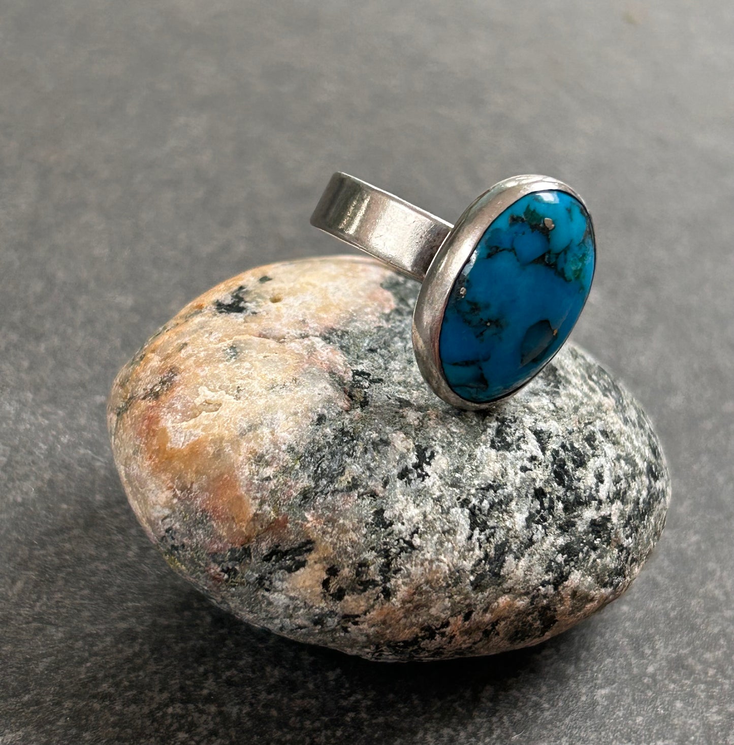 A beautiful vintage sterling silver ring featuring a striking turquoise stone - 1988