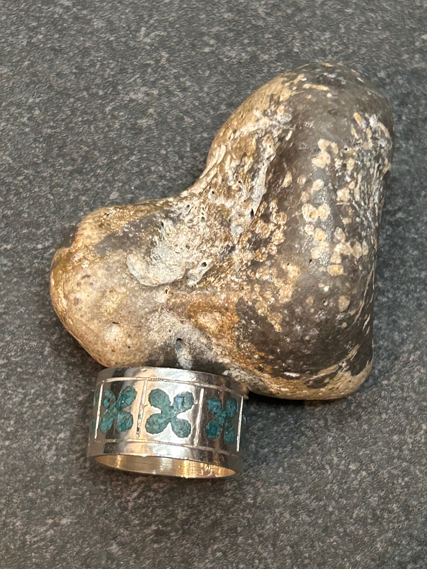 Vintage sterling silver ring with flower pattern
