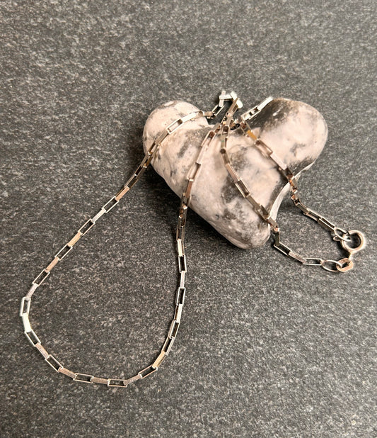 A really lovely vintage sterling silver open oblong link chain with a delicate and timeless design.