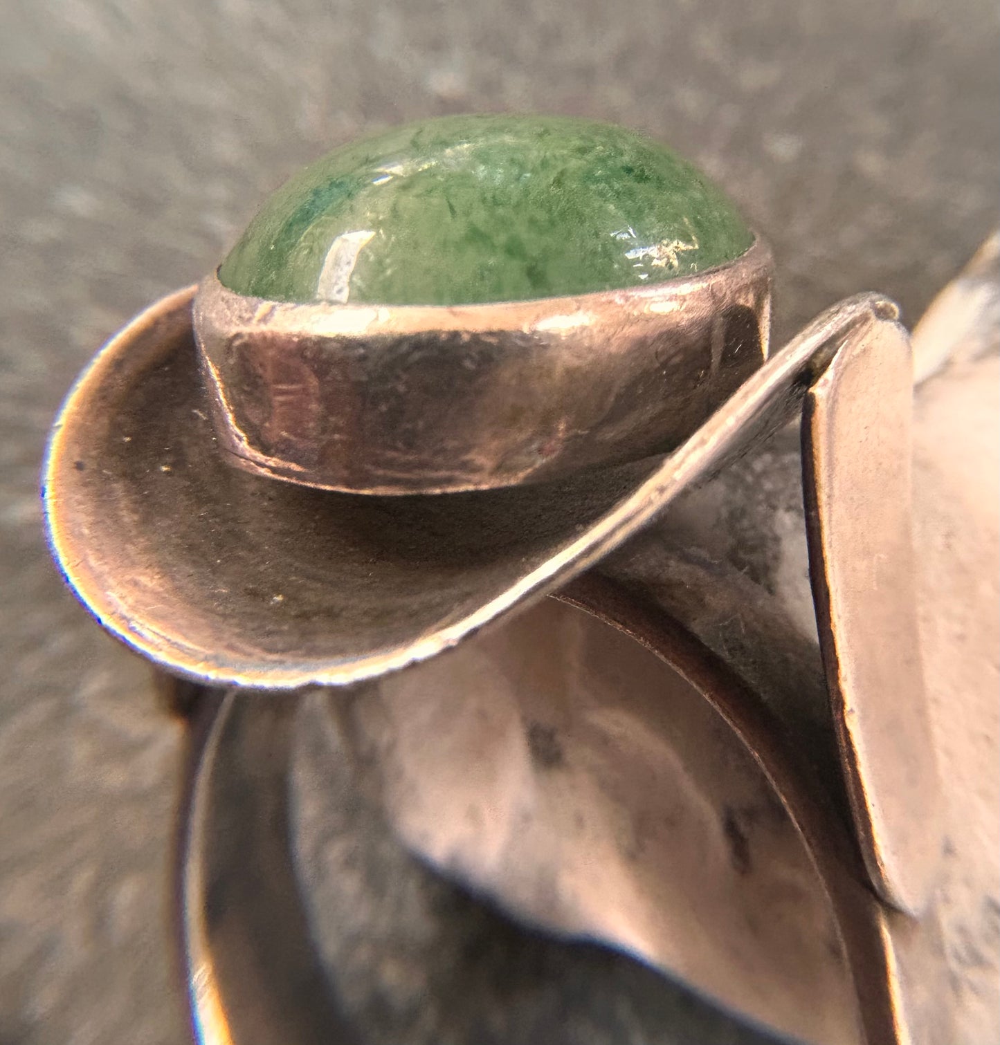 Vintage sterling silver ring set with a beautiful oval cabochon aventurine.