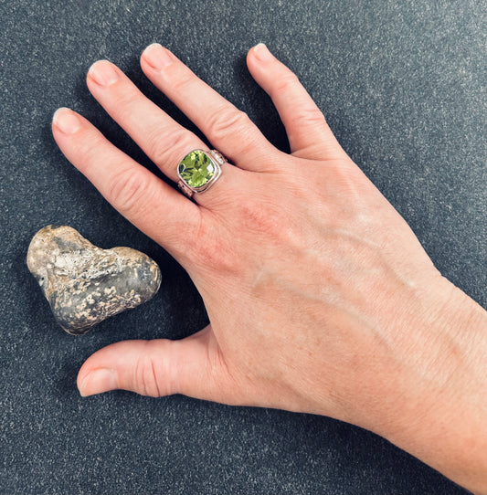 This striking vintage ring features a brilliantly vibrant piece of green chamfered cut glass.