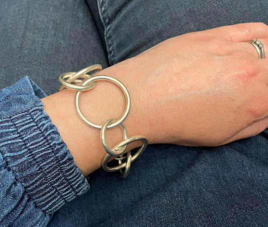 Fantastic vintage sterling silver Mexican bracelet. Made from interlocking circles.