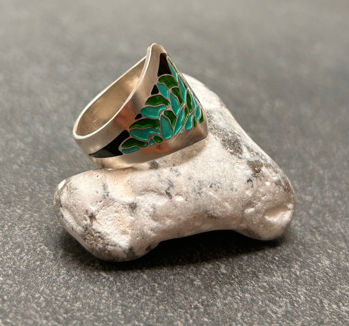 A fantastically detailed vintage sterling silver and enamel ring.