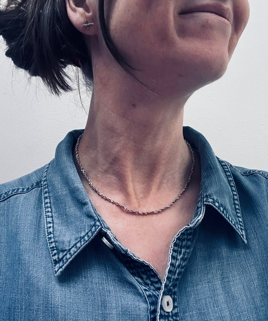 Beautiful vintage sterling silver necklace features elegant infinity links