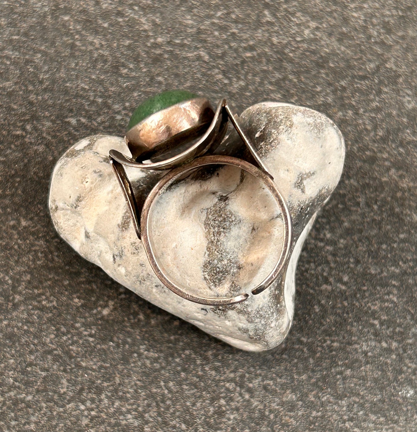 Vintage sterling silver ring set with a beautiful oval cabochon aventurine.