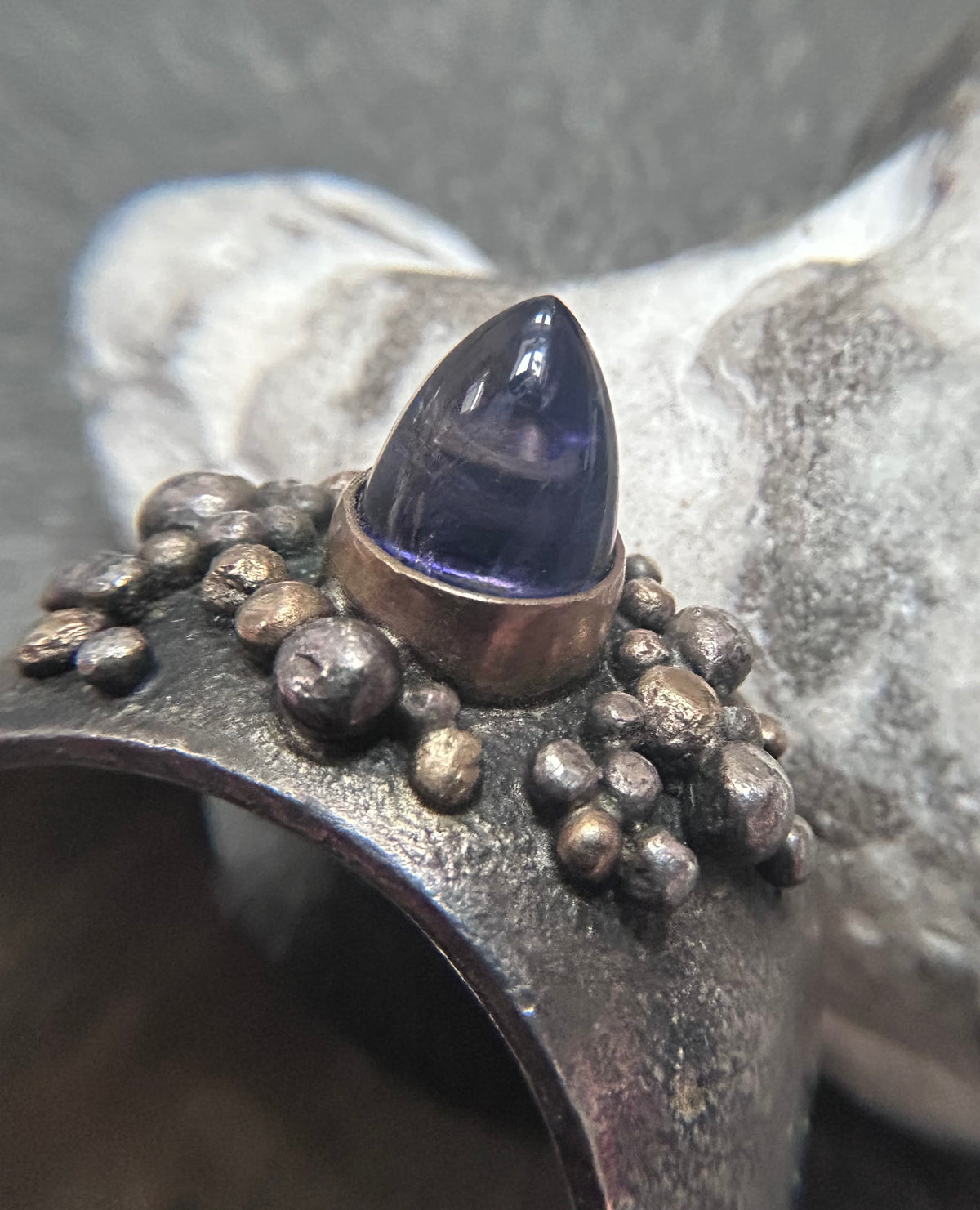 Fully hallmarked Birmingham 1997.
A truly exceptional artisan piece. 💜