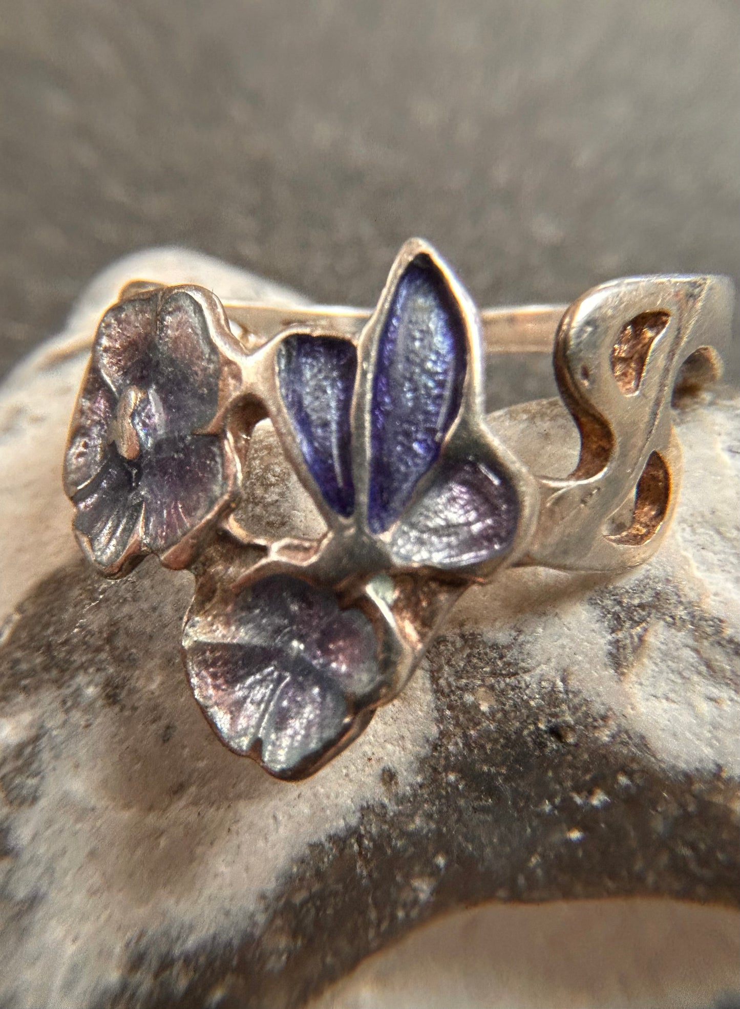 A beautiful and delicate vintage sterling silver ring by renowned silversmith and enamel artist Pat Cheney.