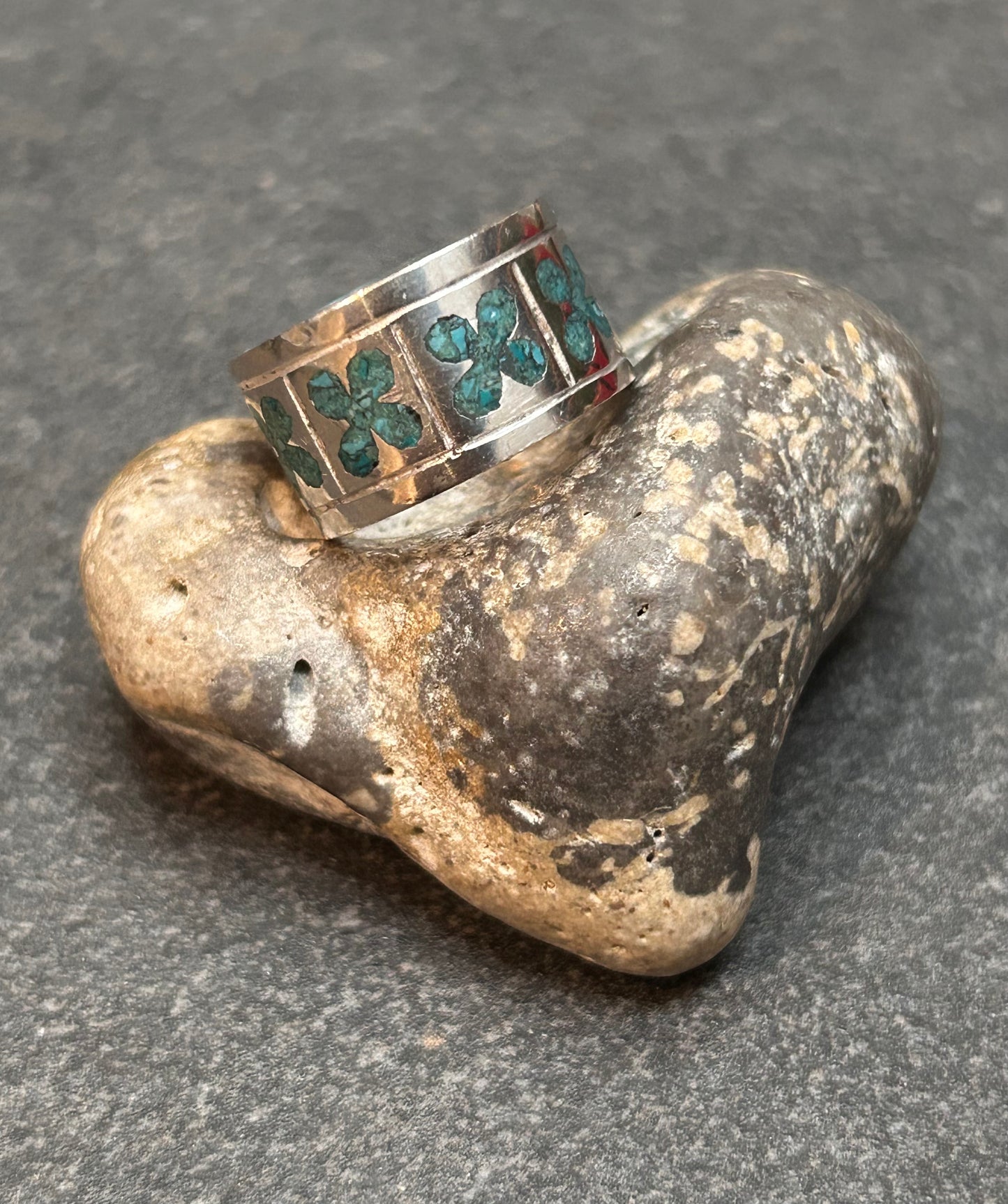 Vintage sterling silver ring with flower pattern
