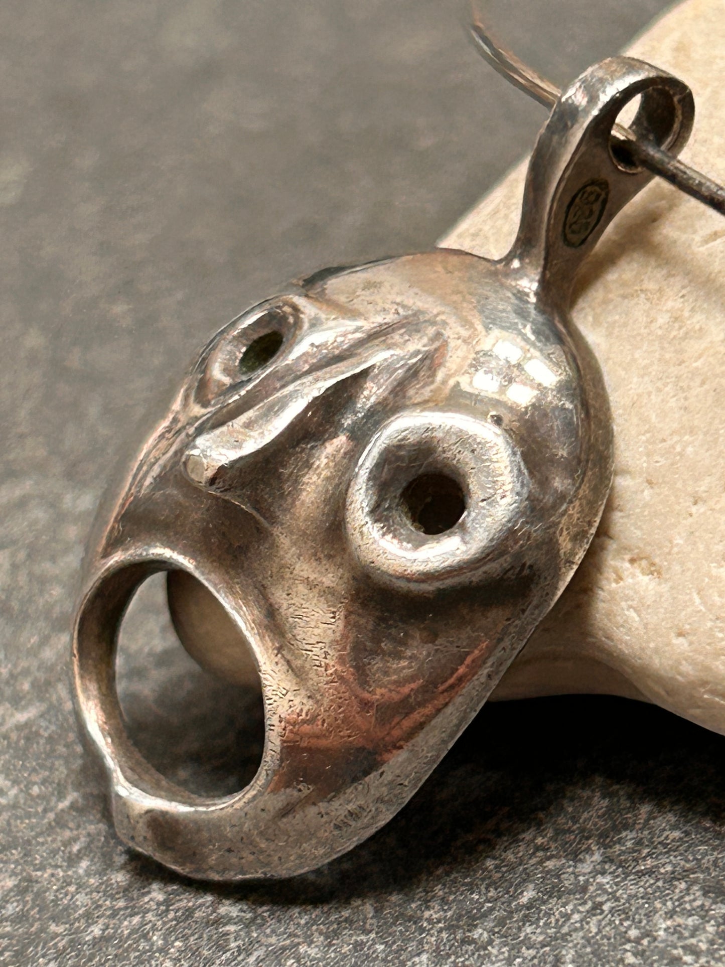 Fun, expressive vintage piece — perfect for the days when we can’t quite scream out loud!