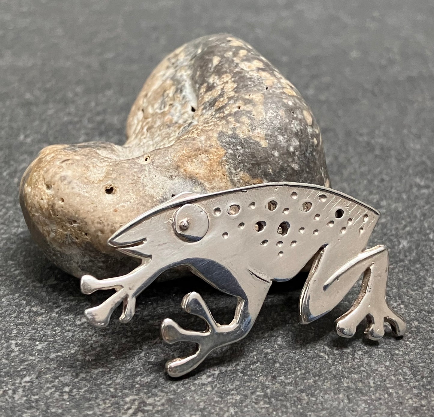 Super characterful vintage sterling silver frog brooch. 2001