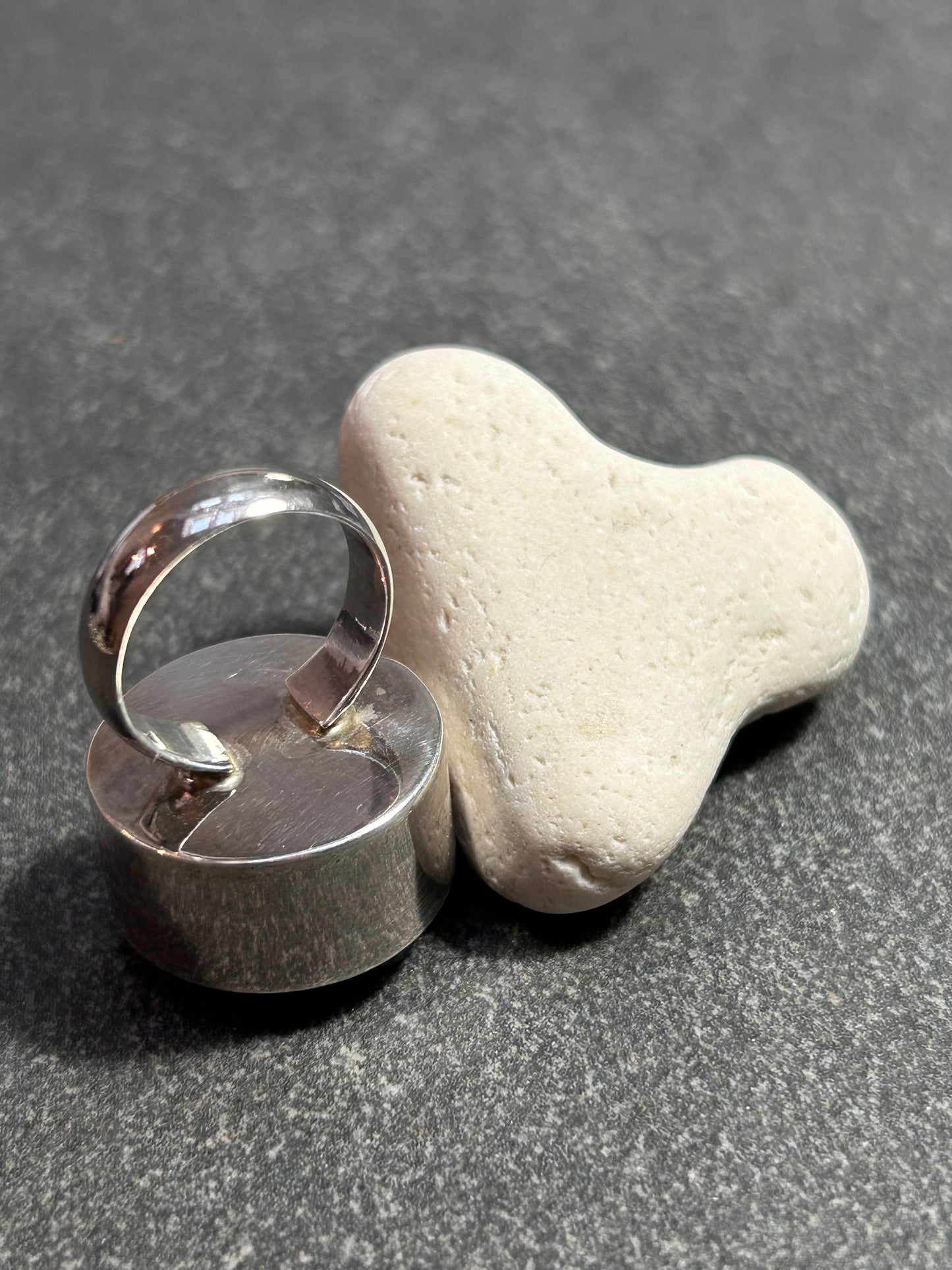 Vintage Sterling silver ring features a mesmerising Aurora Quartz.