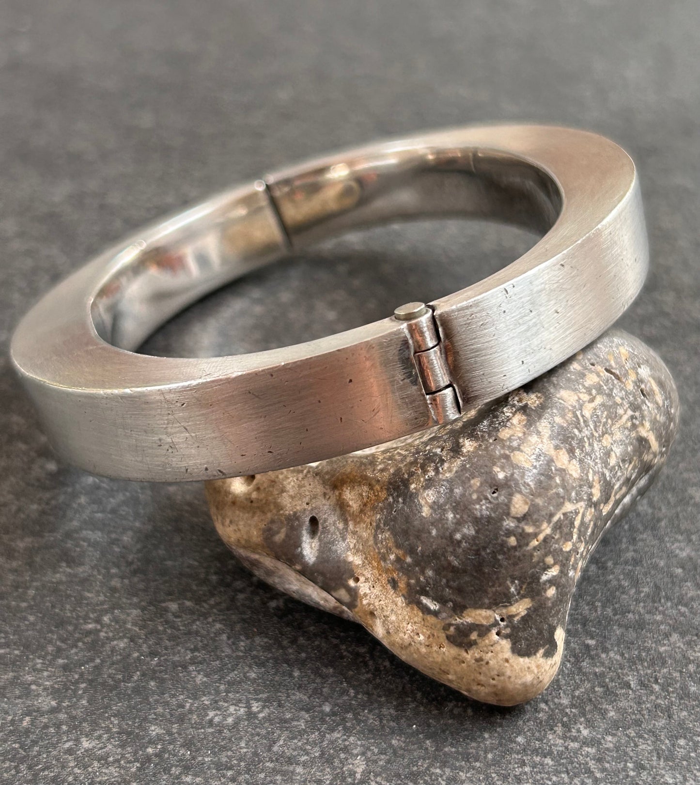 Lovely weight vintage sterling silver bangle