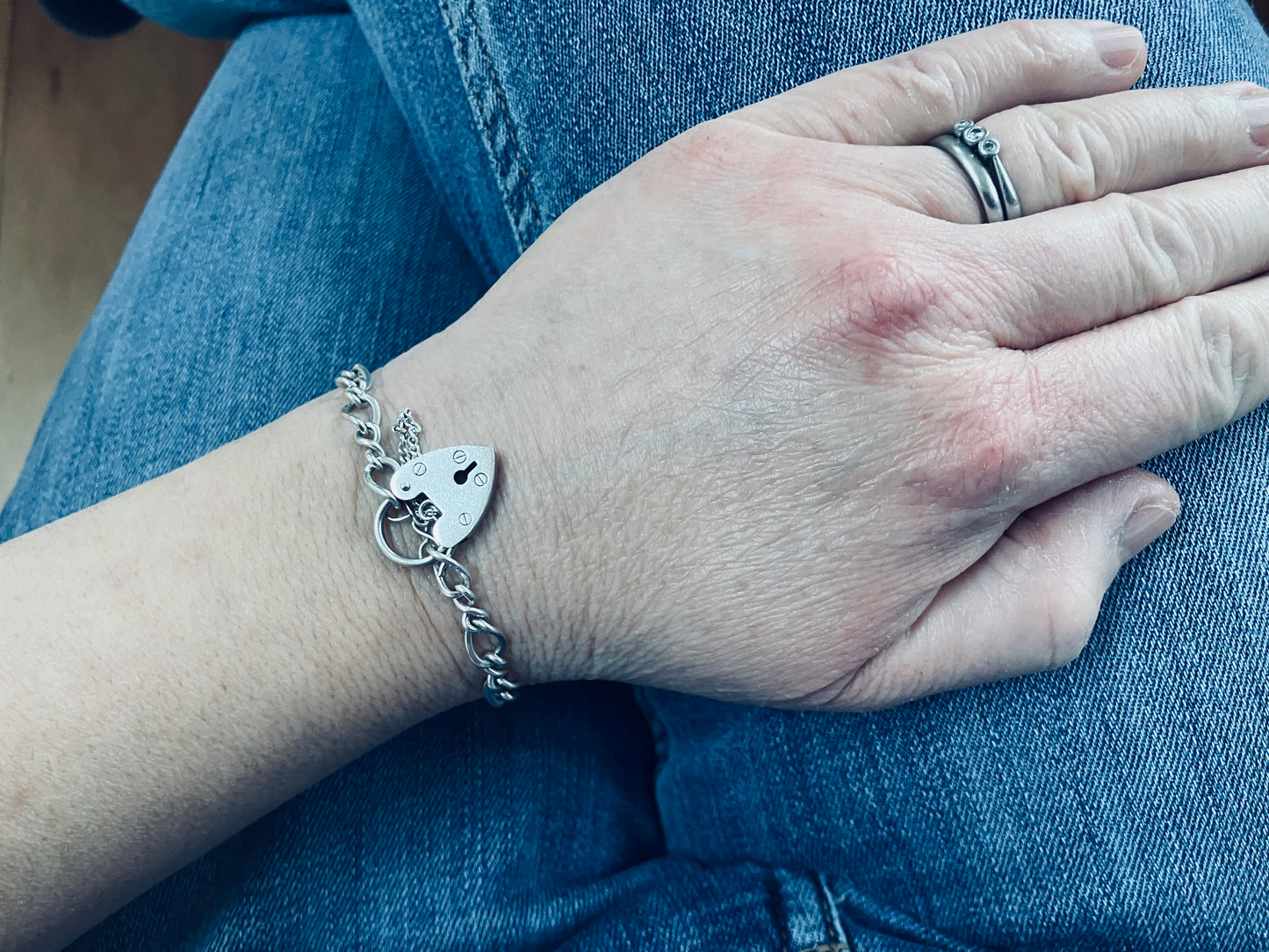 Absolutely beautiful vintage sterling silver bracelet with heart padlock. 1978