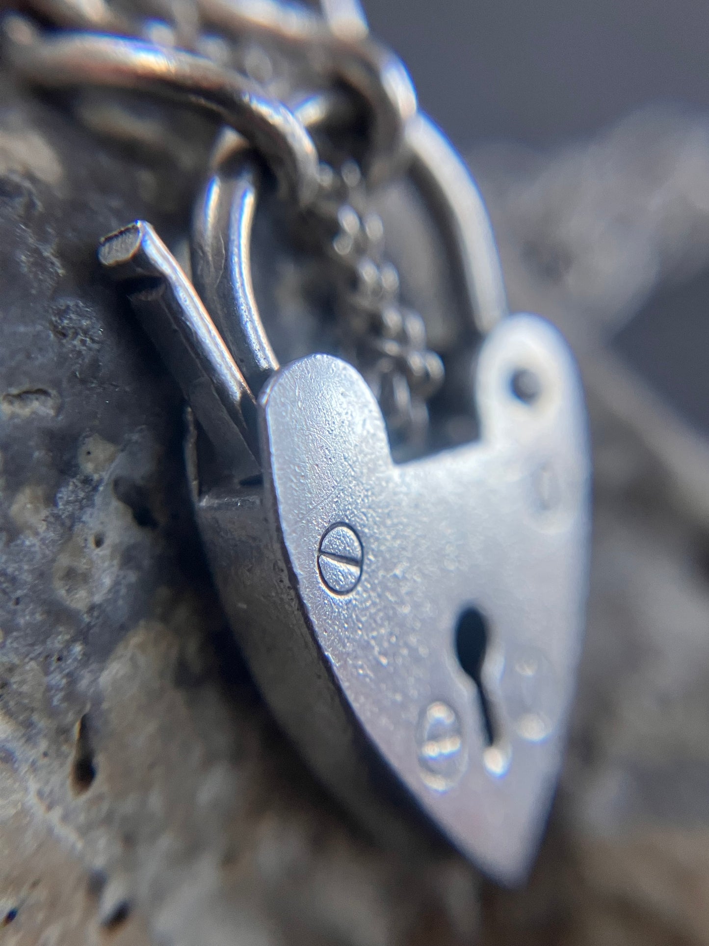 Absolutely beautiful vintage sterling silver bracelet with heart padlock. 1978