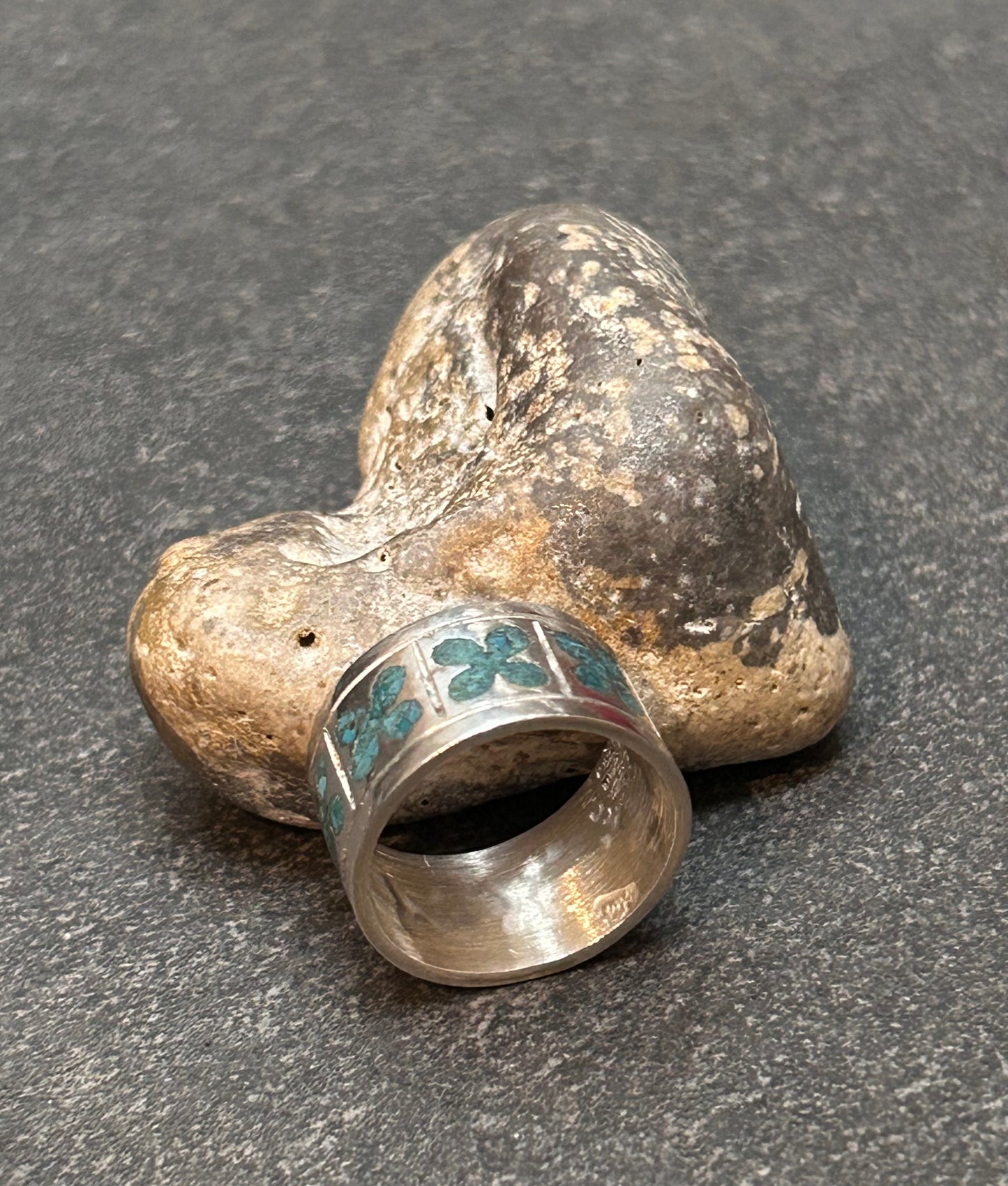 Vintage sterling silver ring with flower pattern