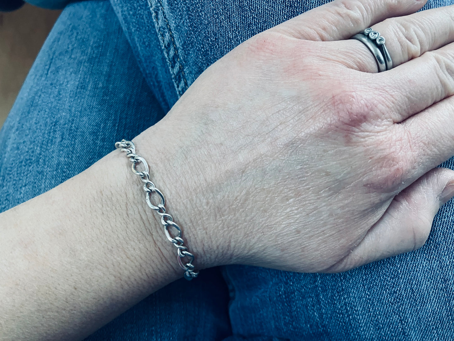 Absolutely beautiful vintage sterling silver bracelet with heart padlock. 1978