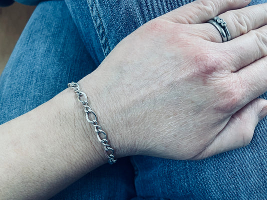 Absolutely beautiful vintage sterling silver bracelet with heart padlock. 1978